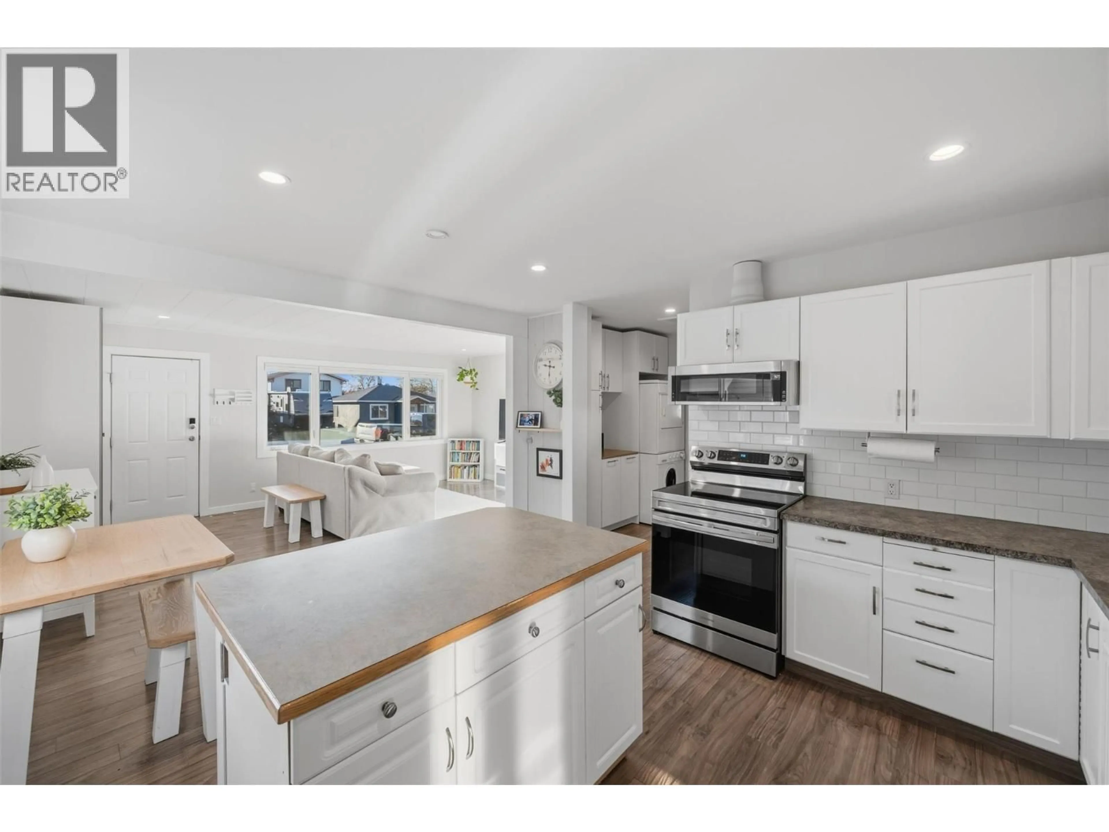 Open concept kitchen, unknown for 789 TORONTO AVENUE, Penticton British Columbia V2A2P8