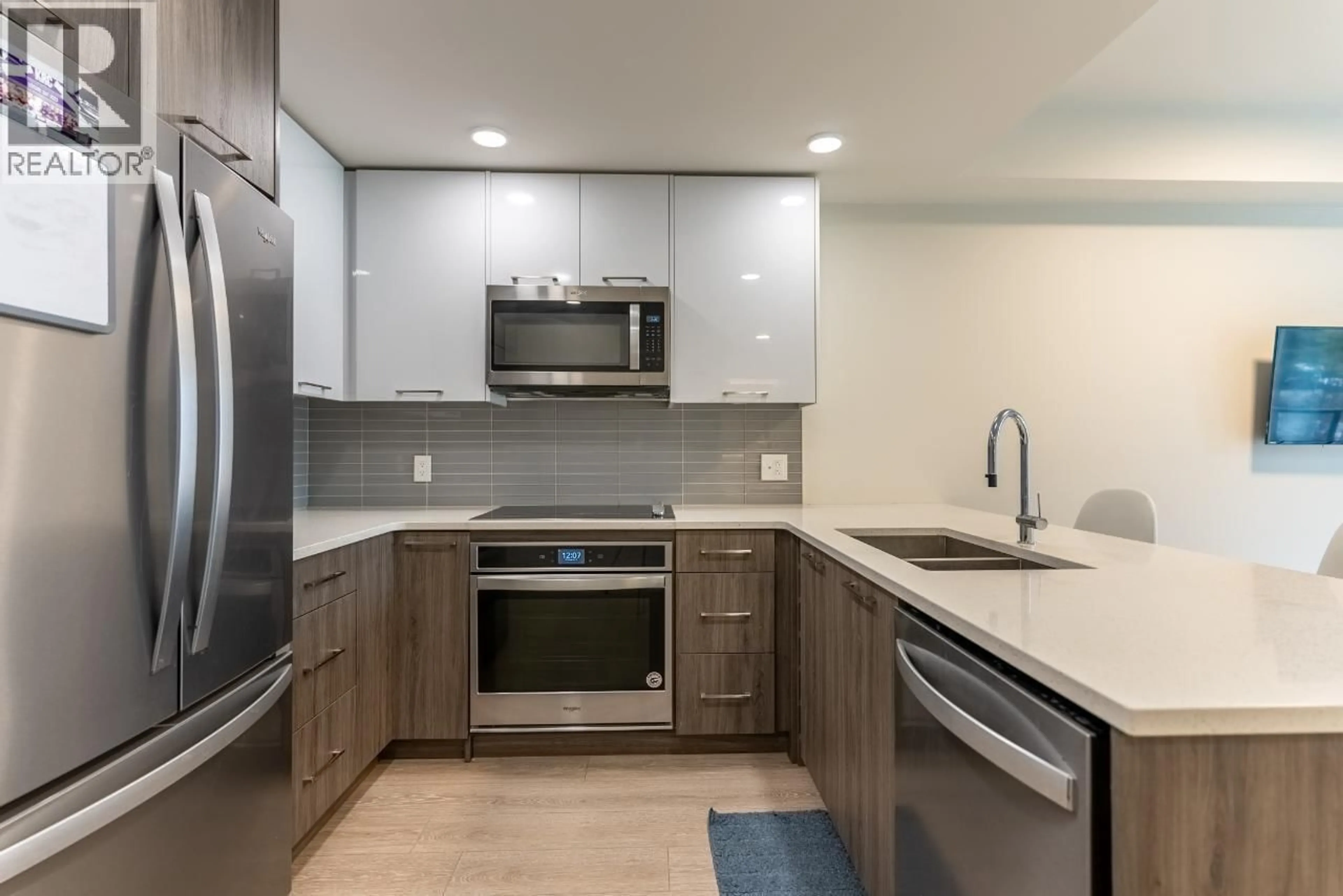 Standard kitchen, unknown for 204 - 885 UNIVERSITY DRIVE, Kamloops British Columbia V2C0K2