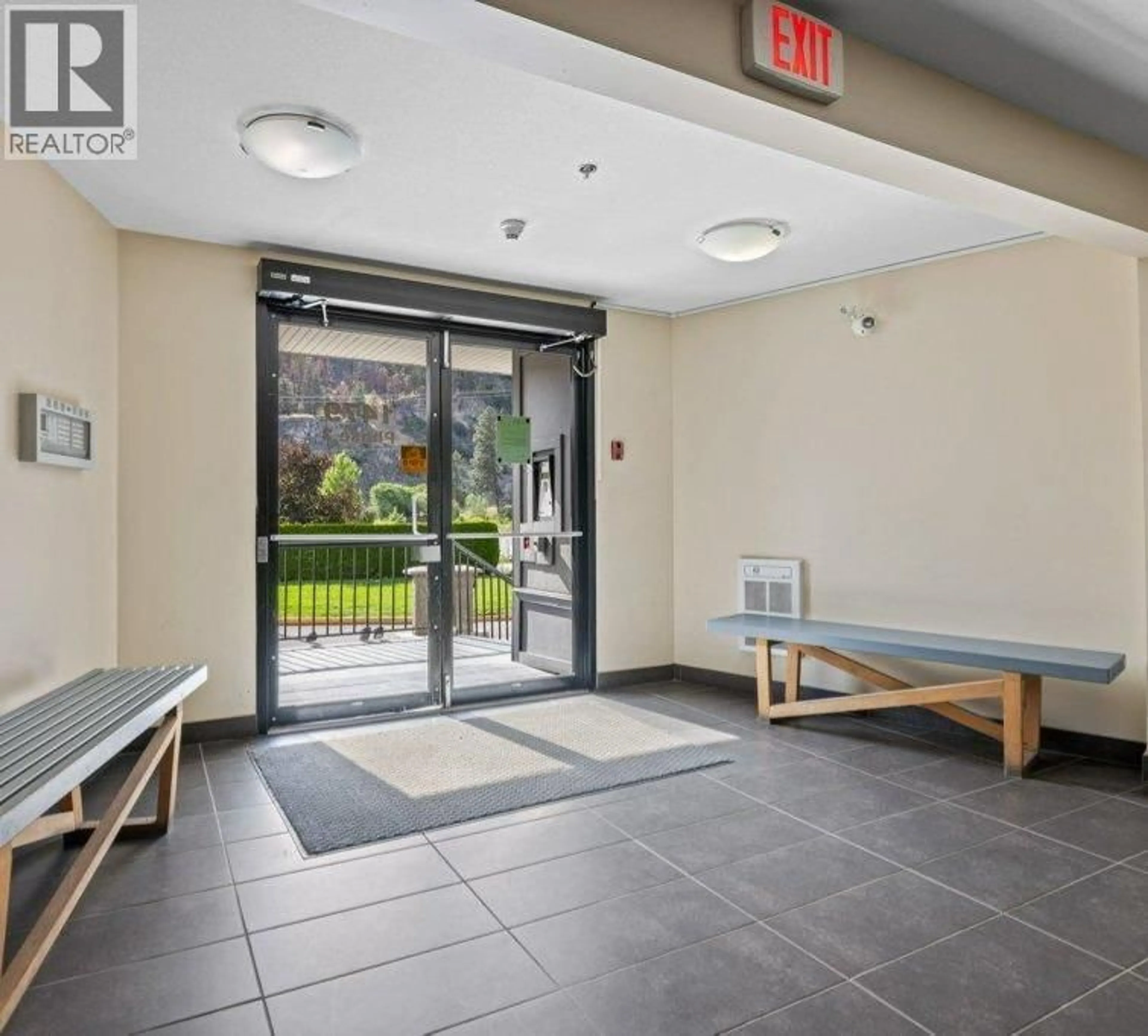 Indoor foyer for 308 - 1479 GLENMORE ROAD NORTH, Kelowna British Columbia V1V2C5