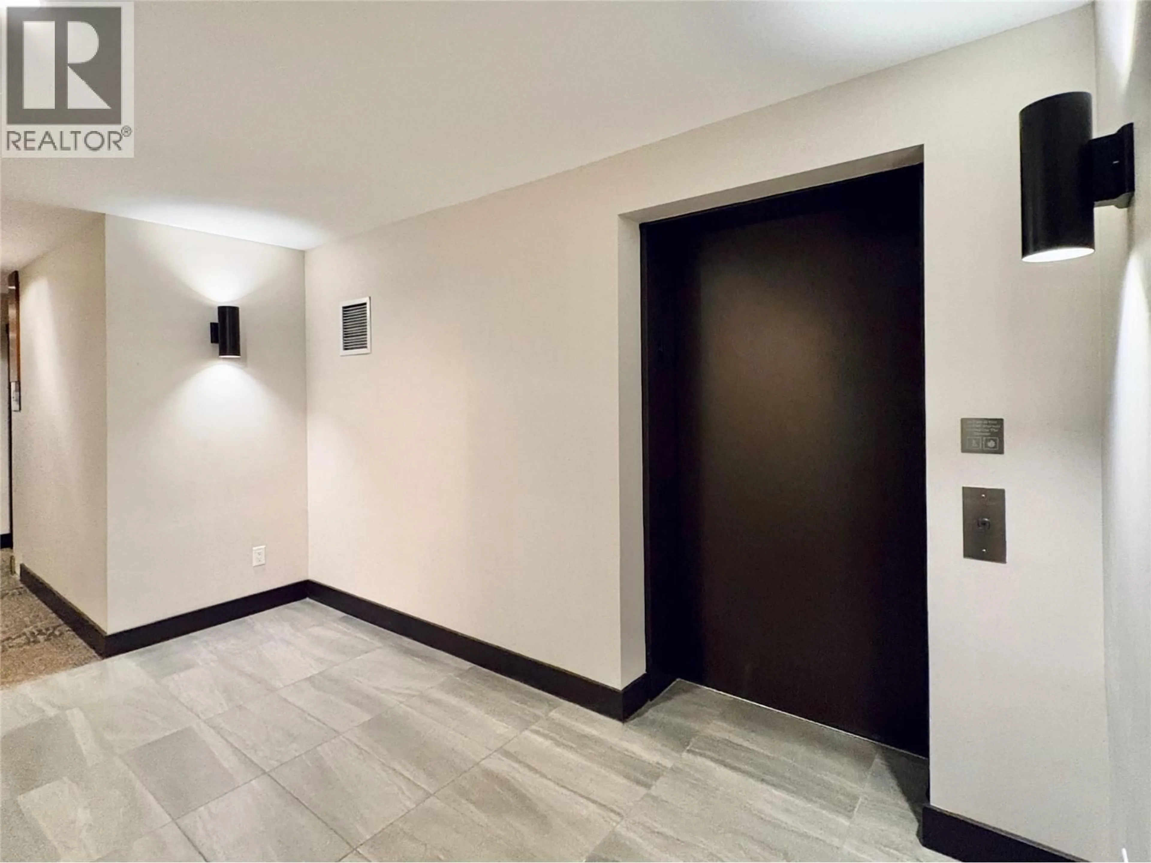 Indoor foyer for 441 - 1099 SUNSET DRIVE, Kelowna British Columbia V1Y9Z2