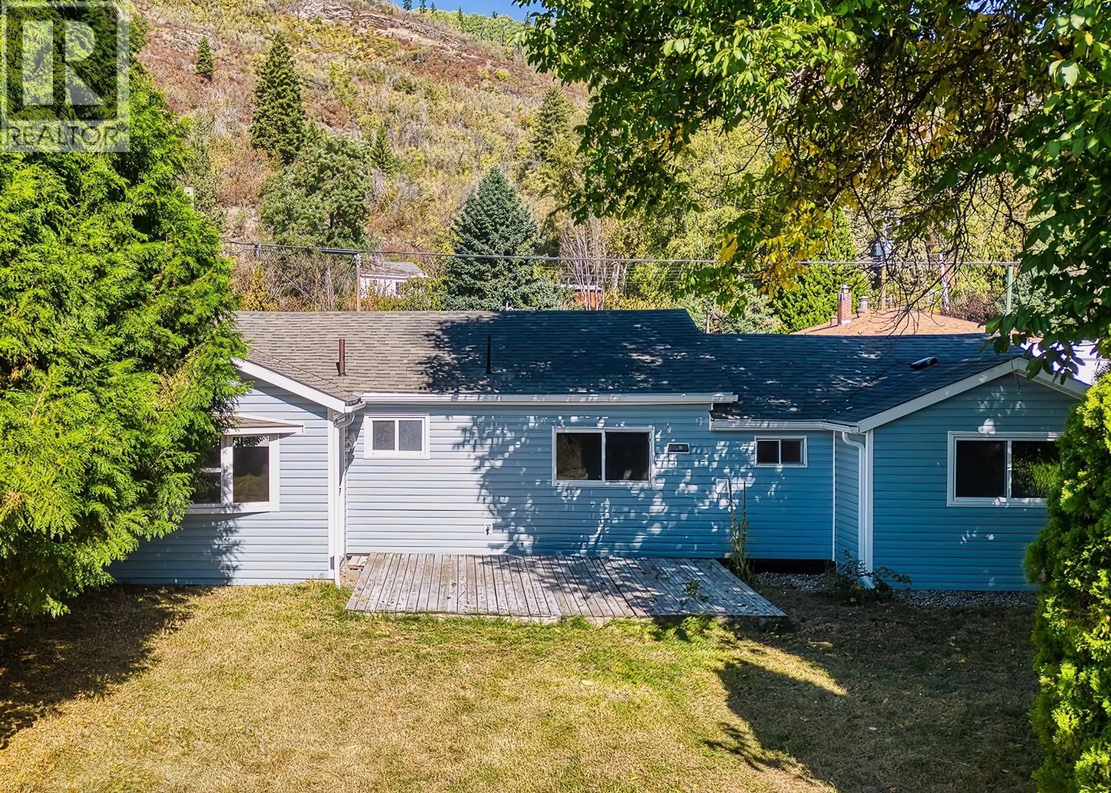 A pic from outside/outdoor area/front of a property/back of a property/a pic from drone, water/lake/river/ocean view for 694 10TH AVENUE, Montrose British Columbia V0G1P0