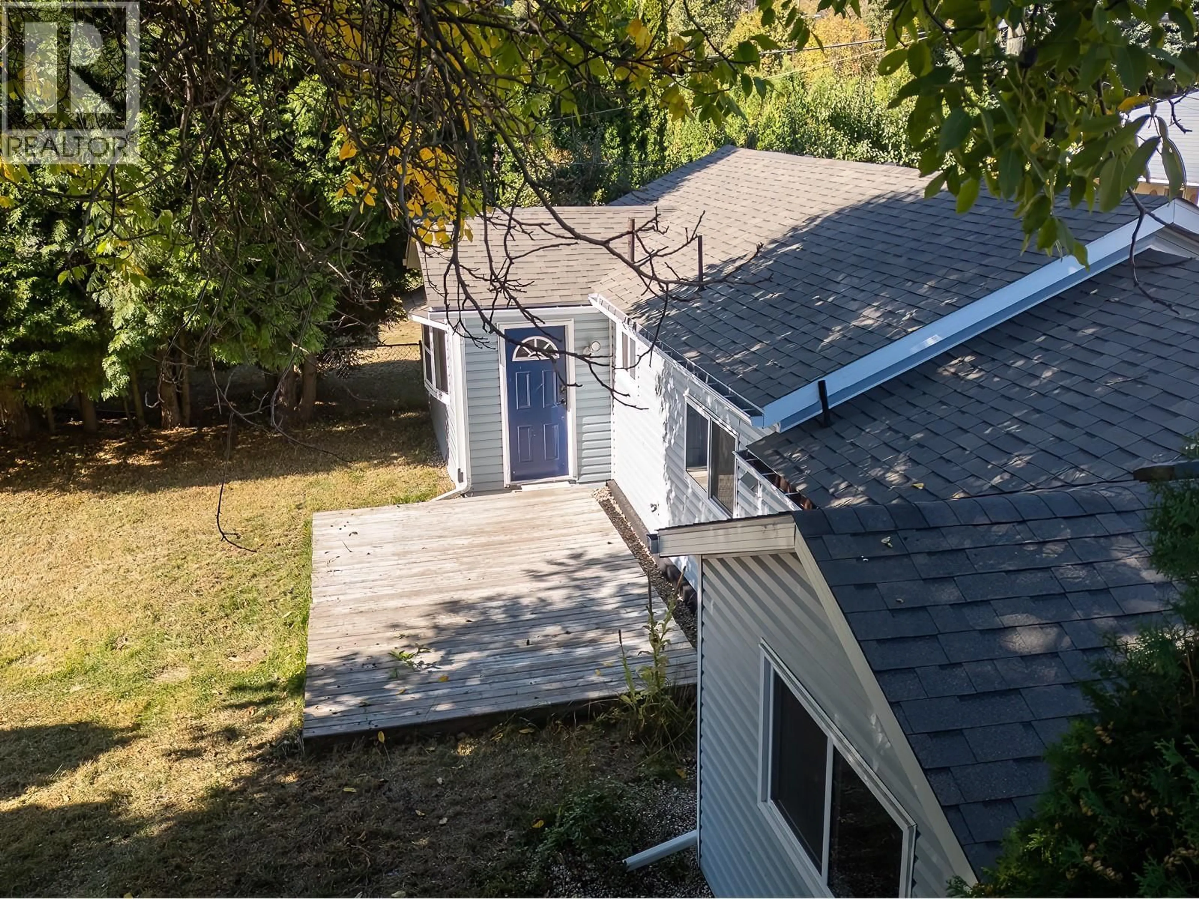 A pic from outside/outdoor area/front of a property/back of a property/a pic from drone, unknown for 694 10TH AVENUE, Montrose British Columbia V0G1P0