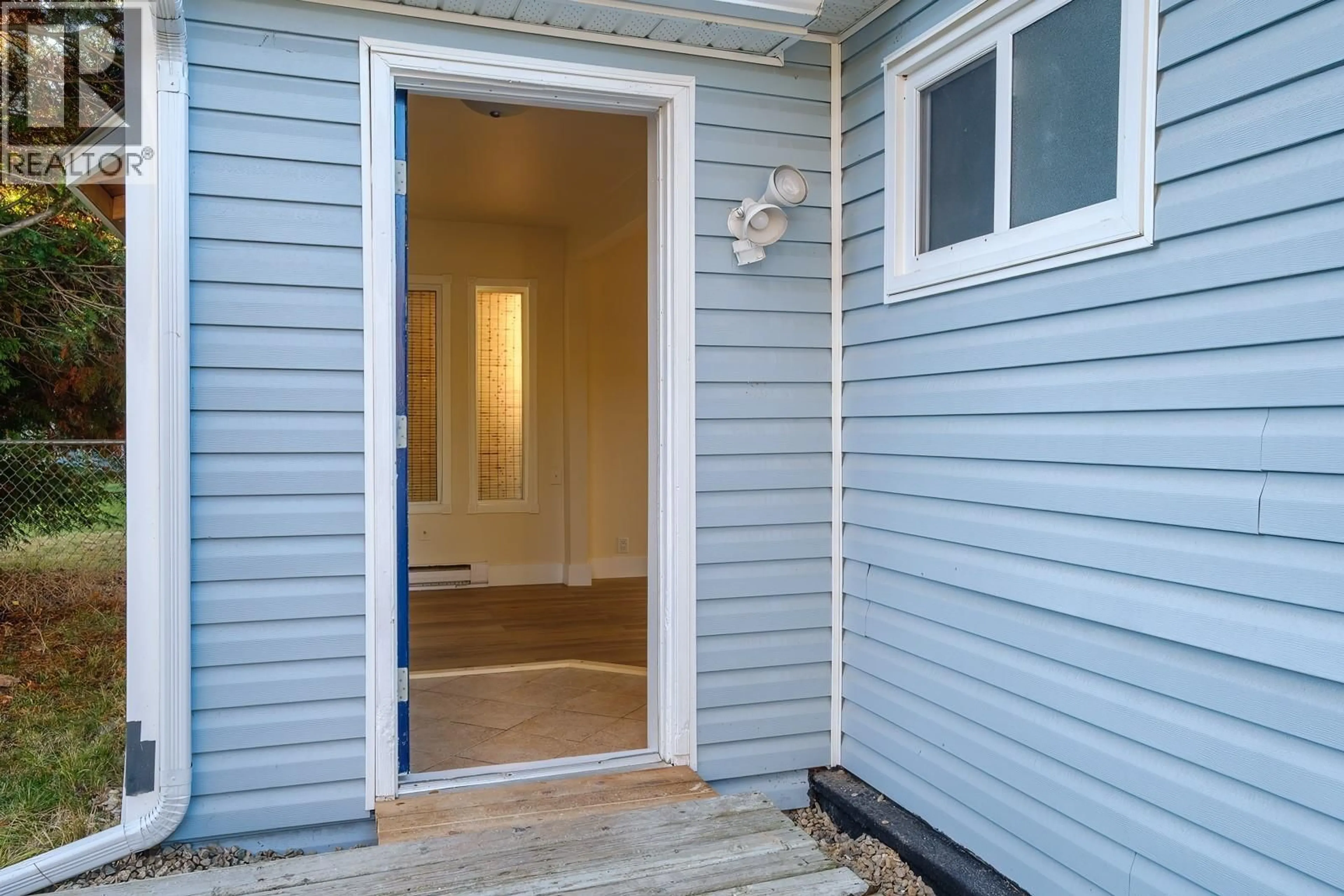 Indoor entryway for 694 10TH AVENUE, Montrose British Columbia V0G1P0