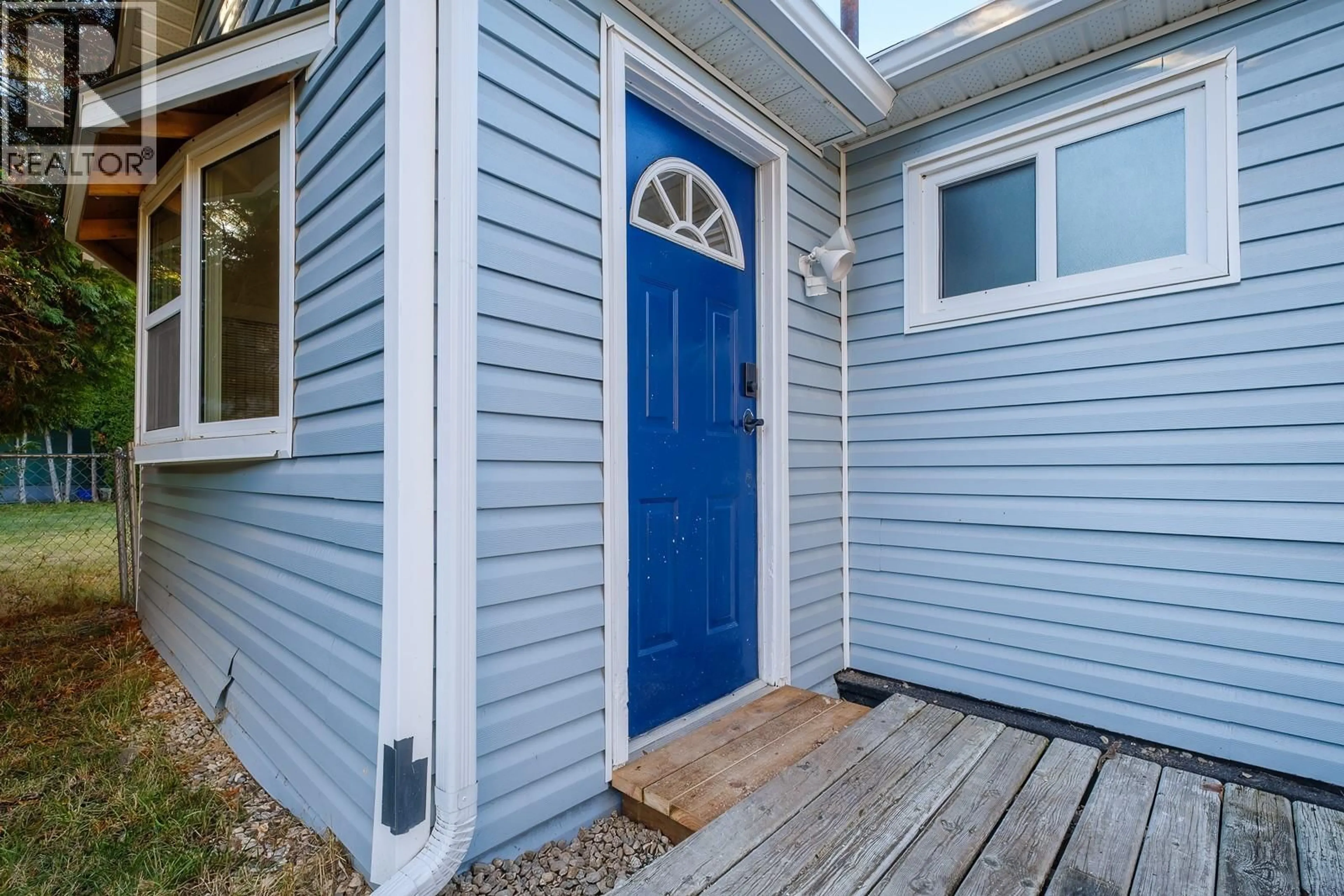 Home with vinyl exterior material, street for 694 10TH AVENUE, Montrose British Columbia V0G1P0