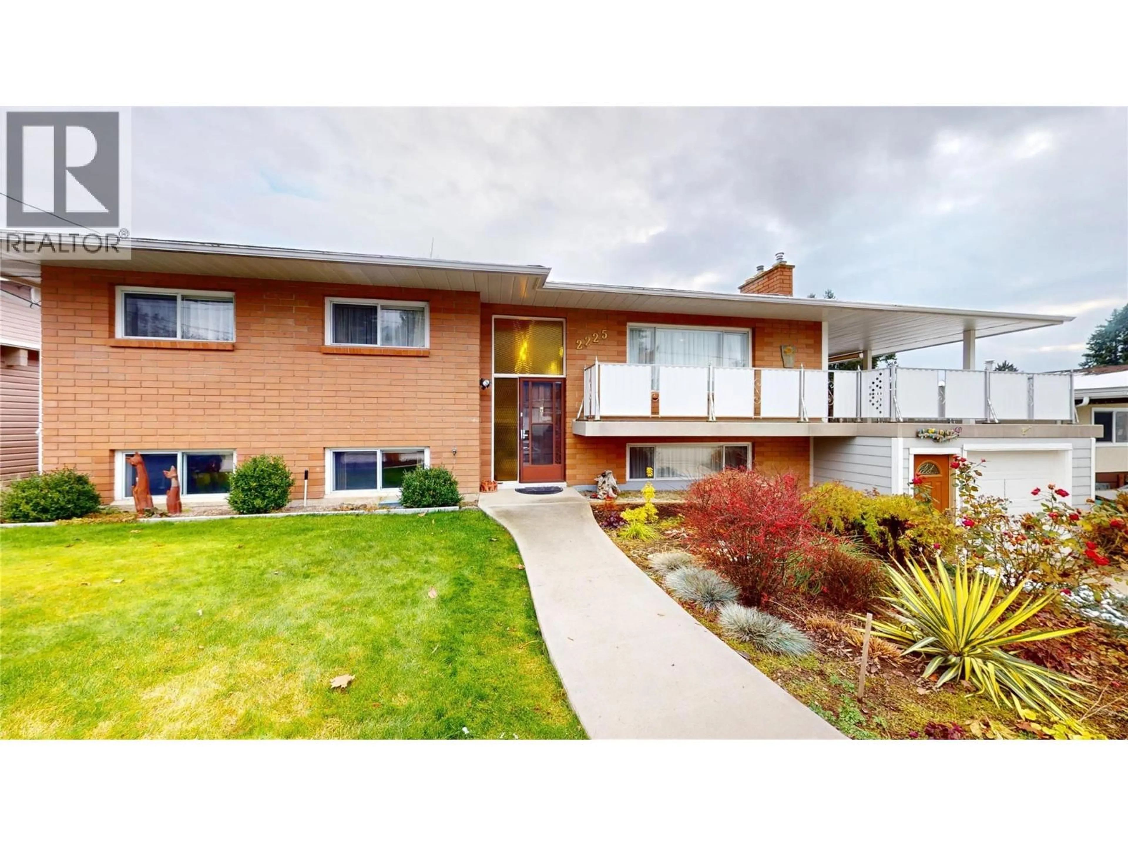 Home with vinyl exterior material, street for 2225 BIRCH STREET, Creston British Columbia V0B1G5