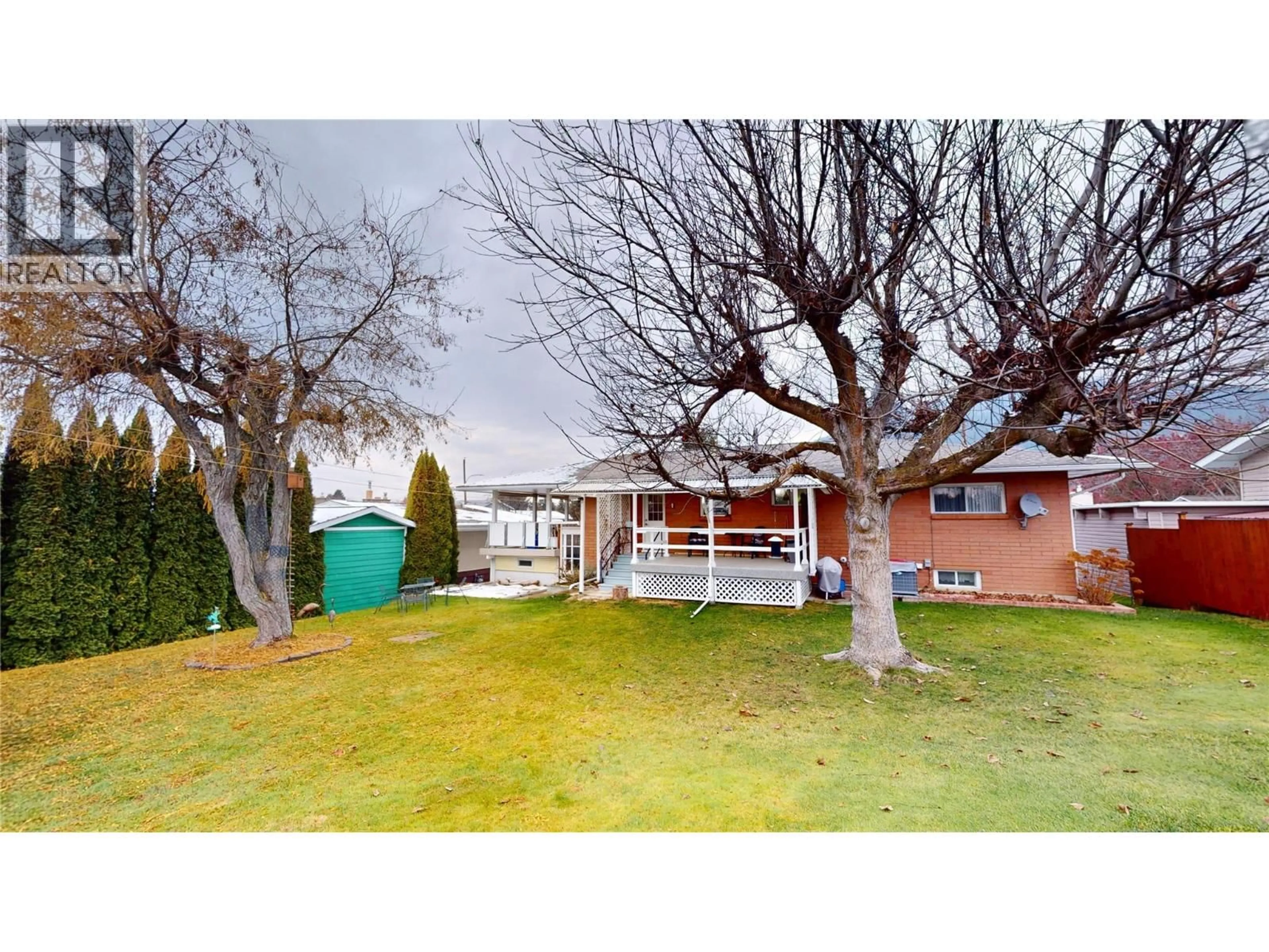 A pic from outside/outdoor area/front of a property/back of a property/a pic from drone, street for 2225 BIRCH STREET, Creston British Columbia V0B1G5