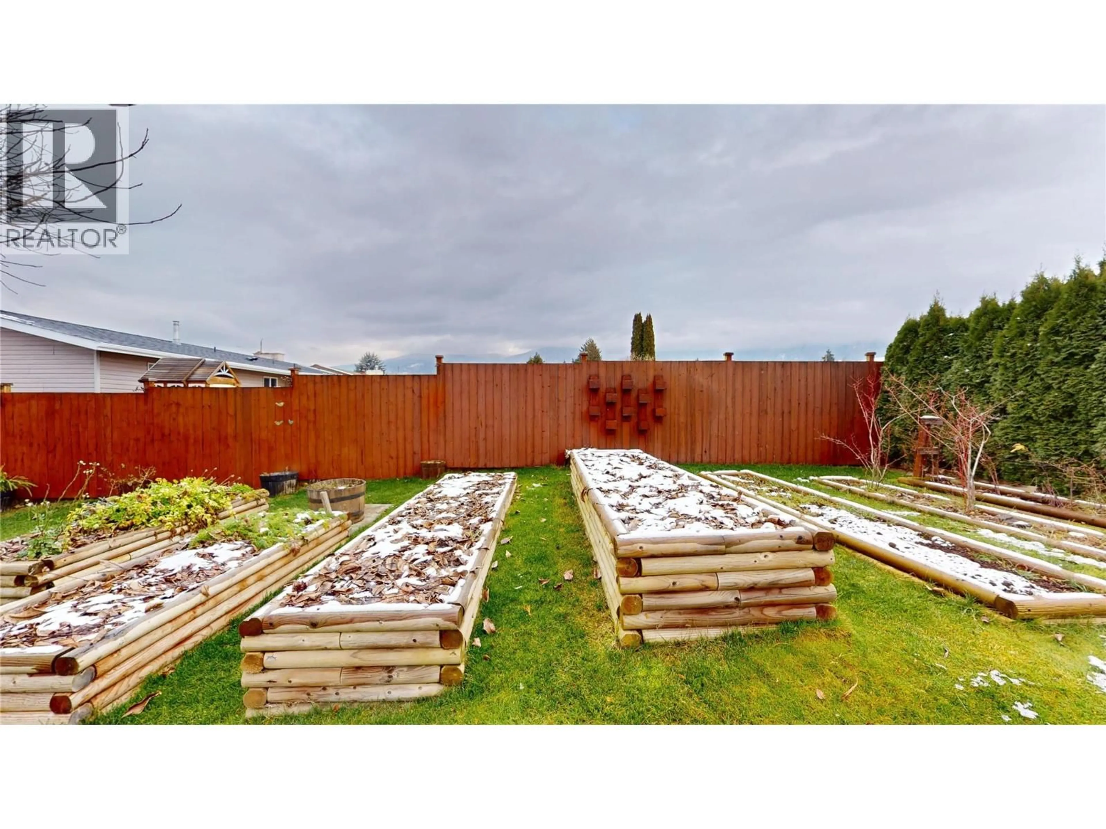 A pic from outside/outdoor area/front of a property/back of a property/a pic from drone, unknown for 2225 BIRCH STREET, Creston British Columbia V0B1G5