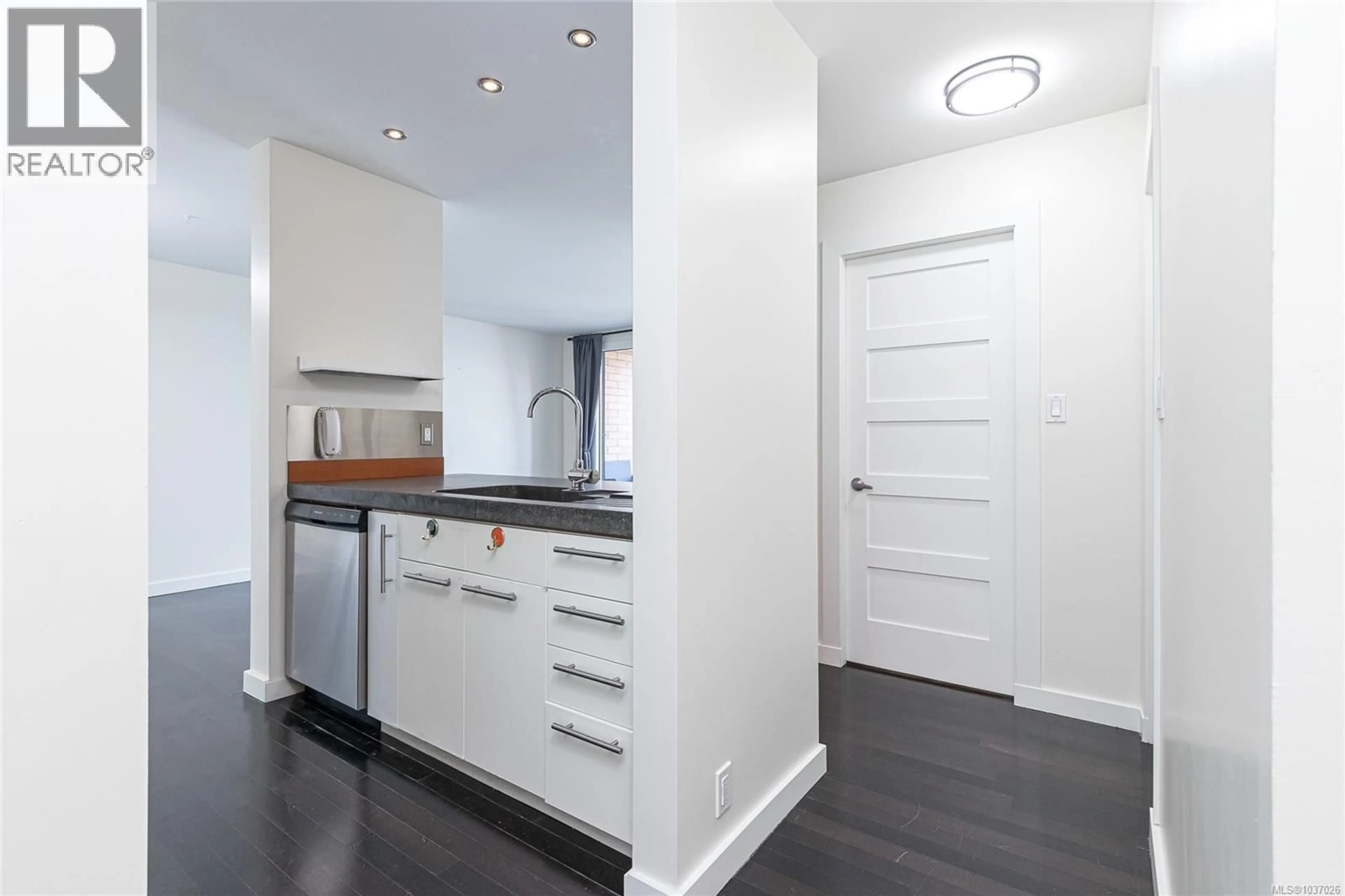 Standard kitchen, unknown for 1005 - 1630 QUADRA STREET, Victoria British Columbia V8W3J5