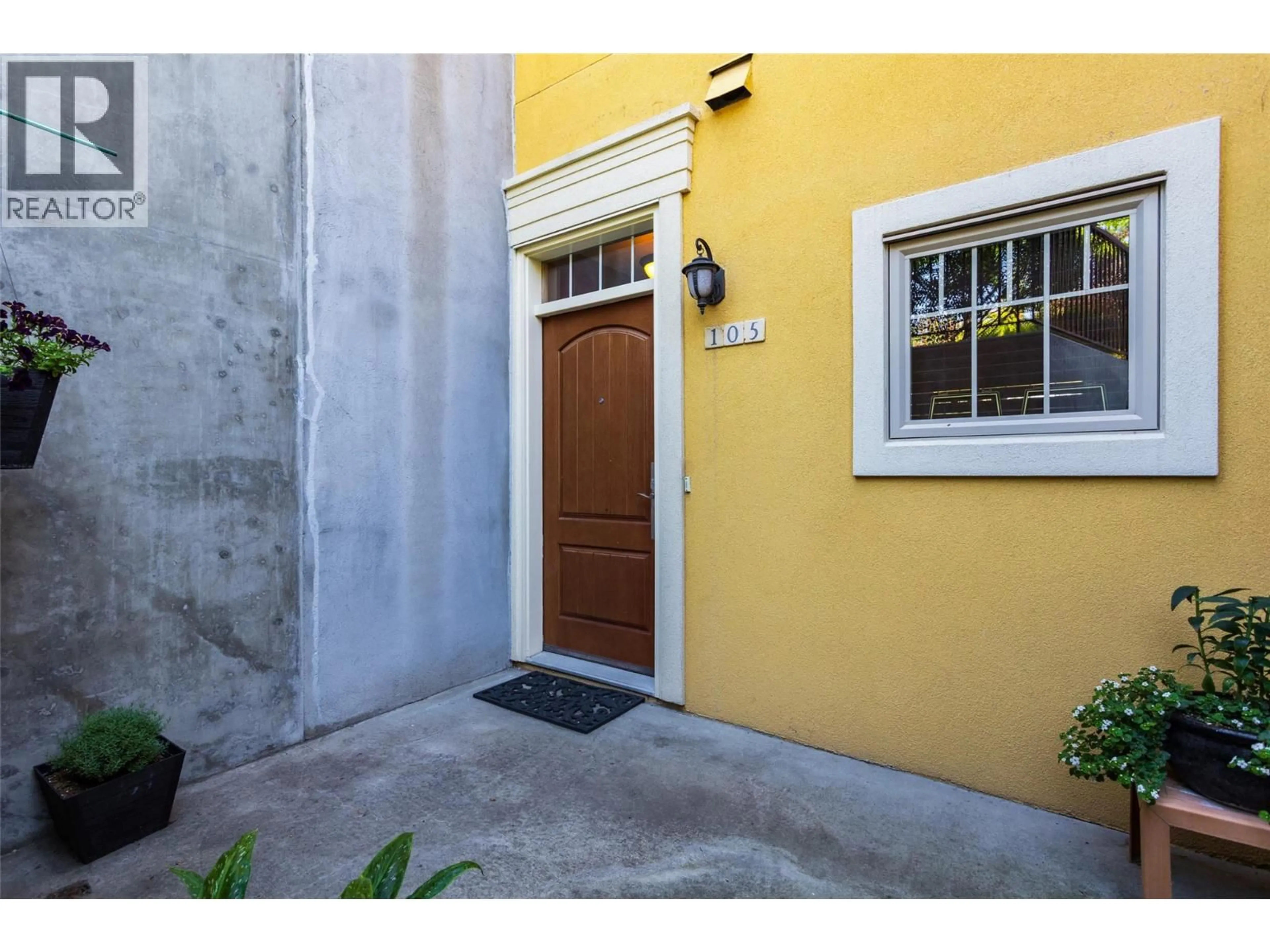 Indoor entryway for 105 - 1795 COUNTRY CLUB DRIVE, Kelowna British Columbia V1V2V9