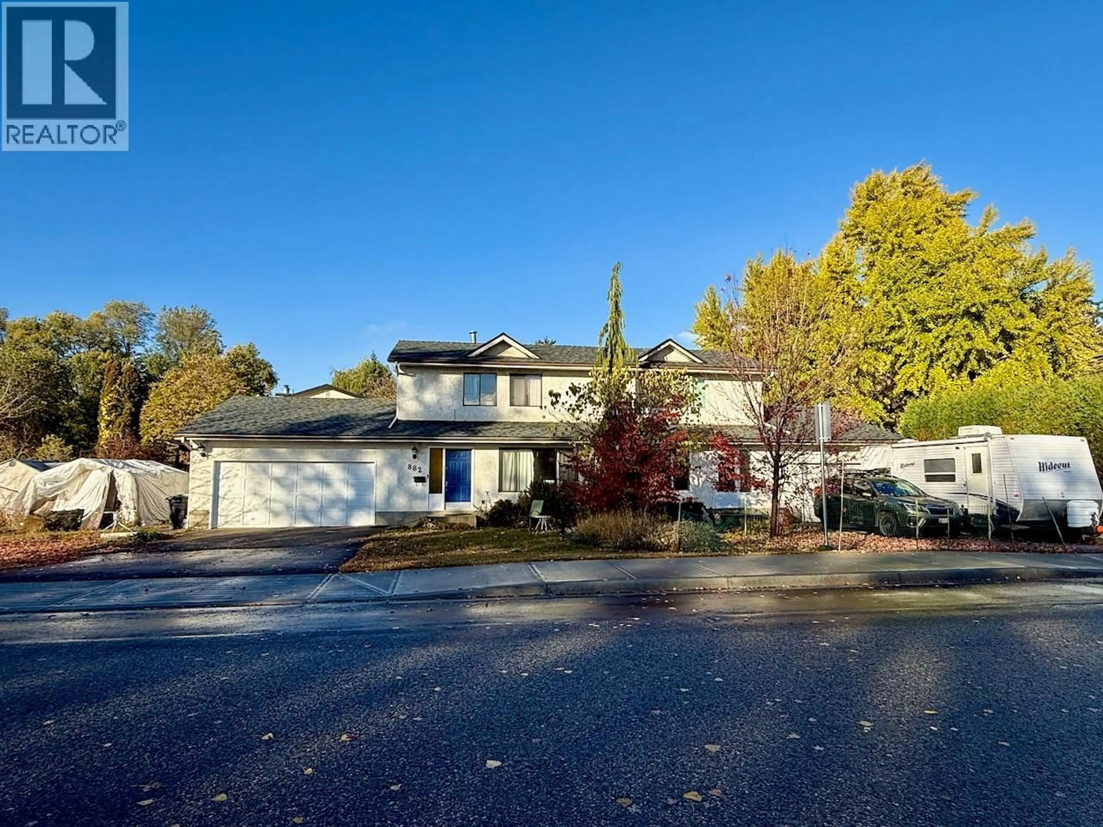 A pic from outside/outdoor area/front of a property/back of a property/a pic from drone, street for 882 BURNE AVENUE, Kelowna British Columbia V1Y5P7