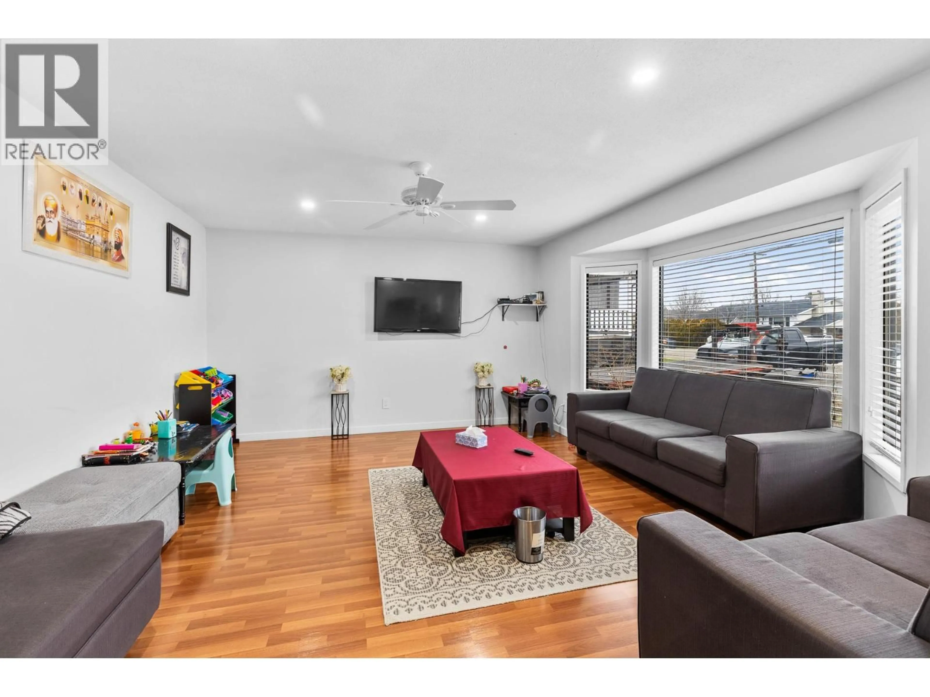 Living room with furniture, wood/laminate floor for 545 PRIMROSE ROAD, Kelowna British Columbia V1X4L5