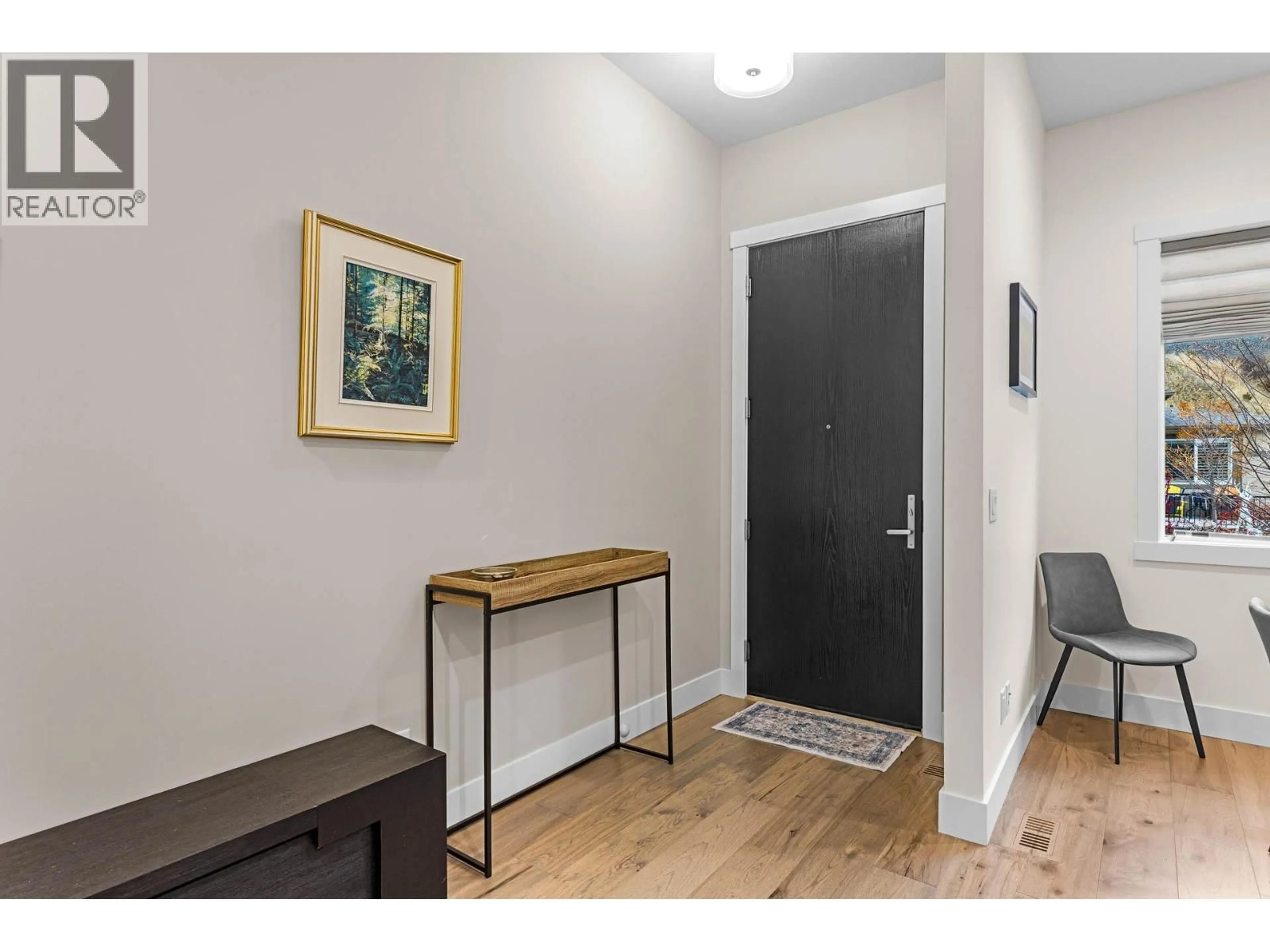 Indoor entryway for 1552 SUMMER CRESCENT, Kelowna British Columbia V1P1T8