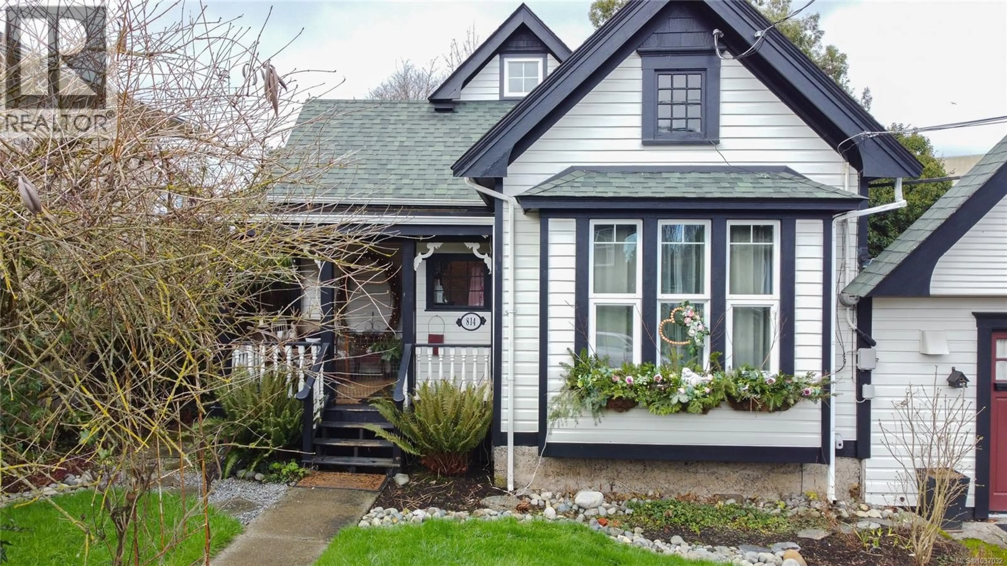 Home with vinyl exterior material, street for 814 HEREWARD ROAD, Victoria British Columbia V9A4C8