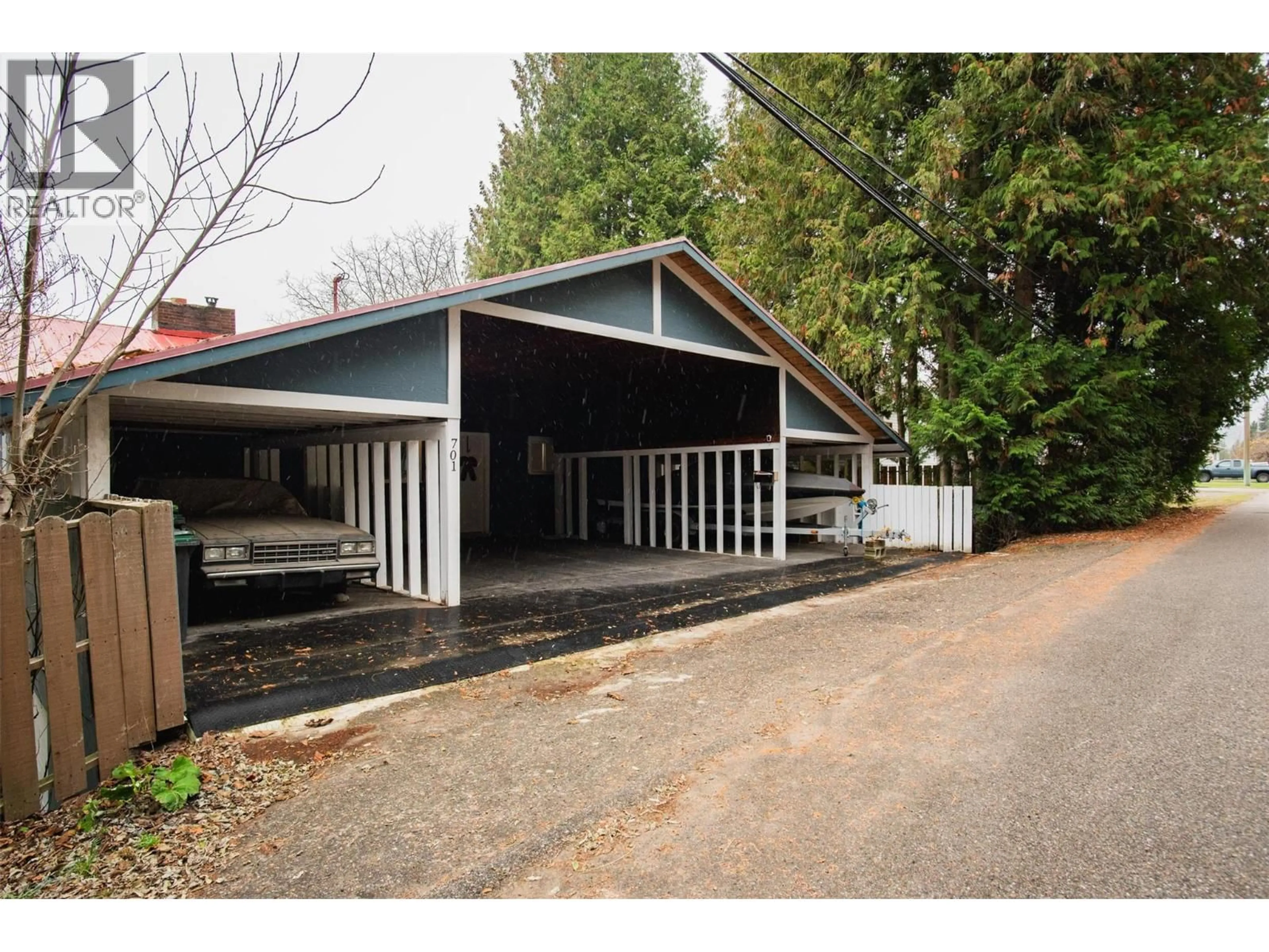 Indoor garage for 701 10TH AVENUE, Castlegar British Columbia V1N1K8
