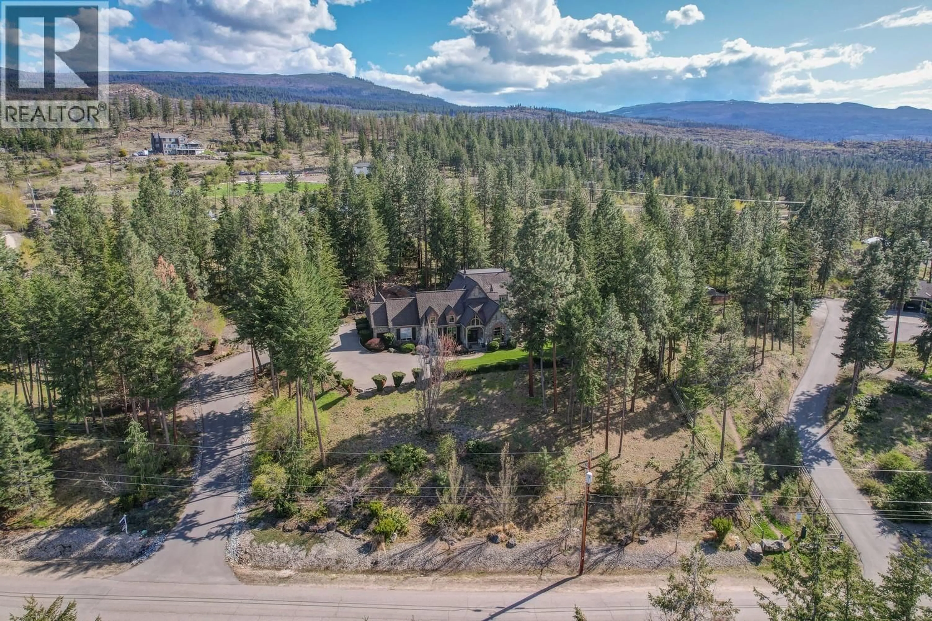 A pic from outside/outdoor area/front of a property/back of a property/a pic from drone, unknown for 2957 HARVARD ROAD, Kelowna British Columbia V1W4C2