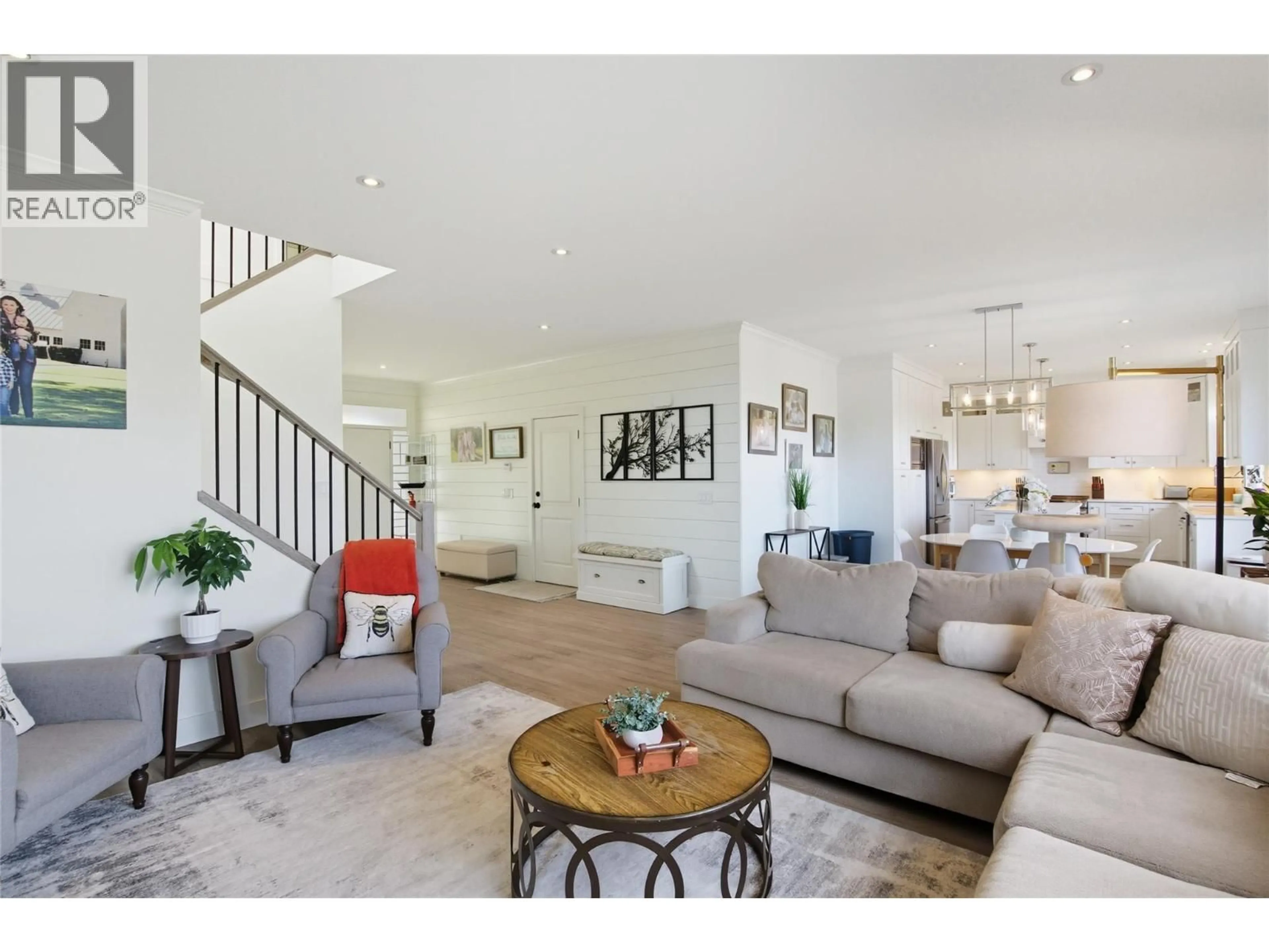 Living room with furniture, unknown for 1553 EMERALD DRIVE, Kamloops British Columbia V2E0C4