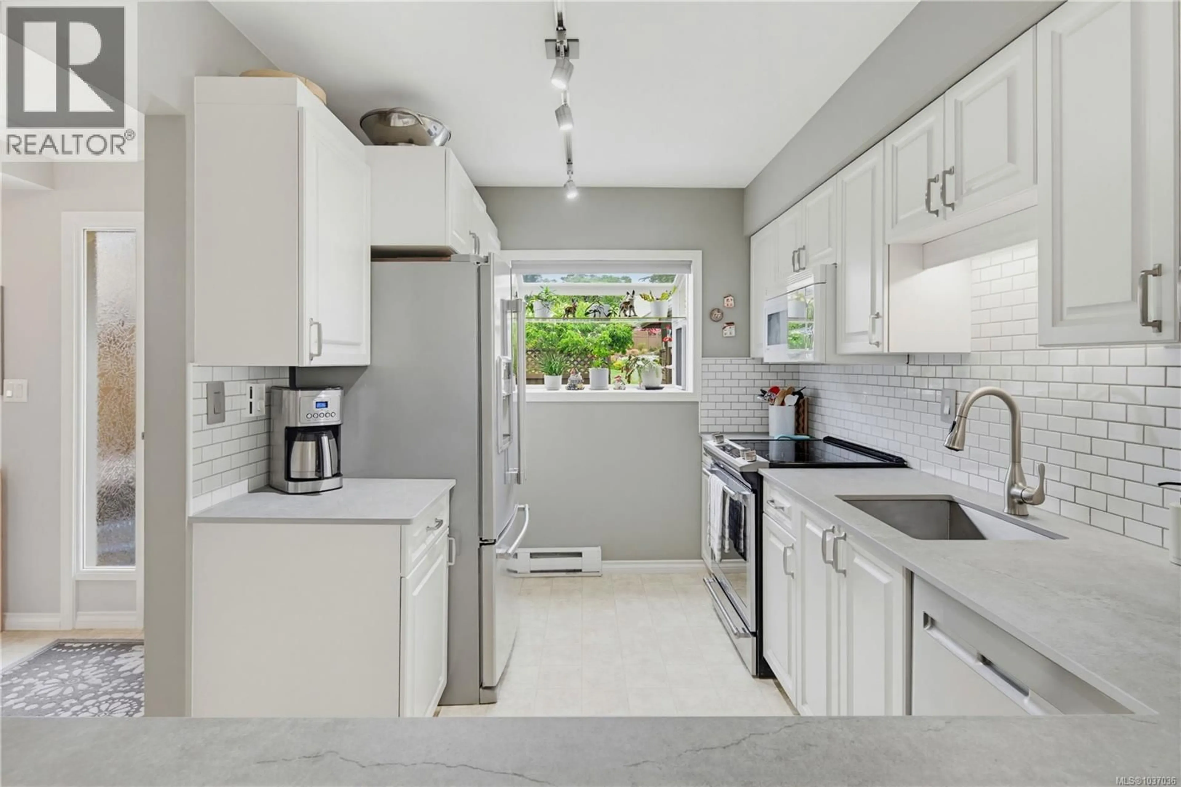 Unknown for 6 - 3981 NELTHORPE STREET, Saanich British Columbia V8X3Z2