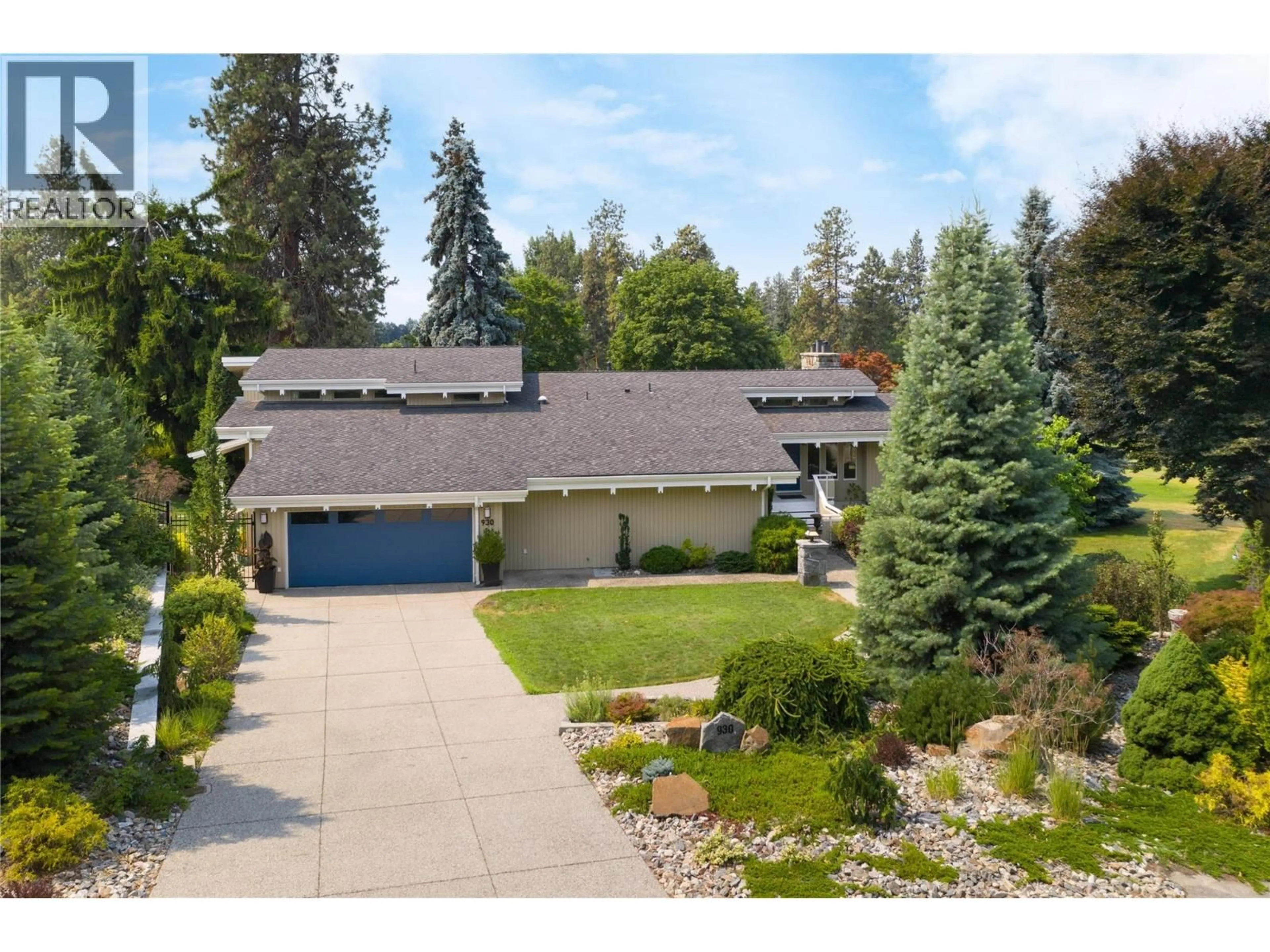 A pic from outside/outdoor area/front of a property/back of a property/a pic from drone, street for 930 FAIRWAY CRESCENT, Kelowna British Columbia V1Y4S7