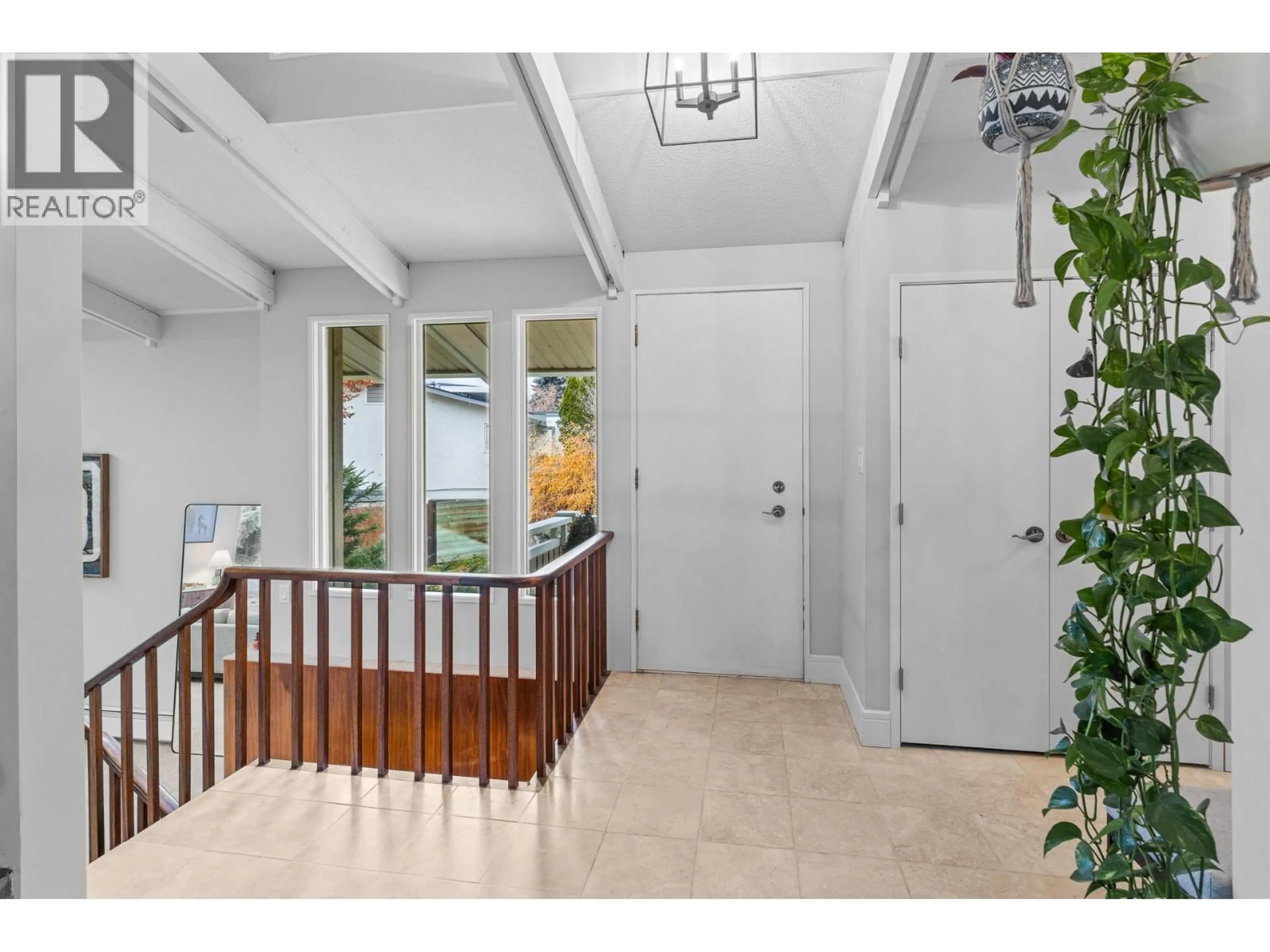 Indoor entryway for 930 FAIRWAY CRESCENT, Kelowna British Columbia V1Y4S7