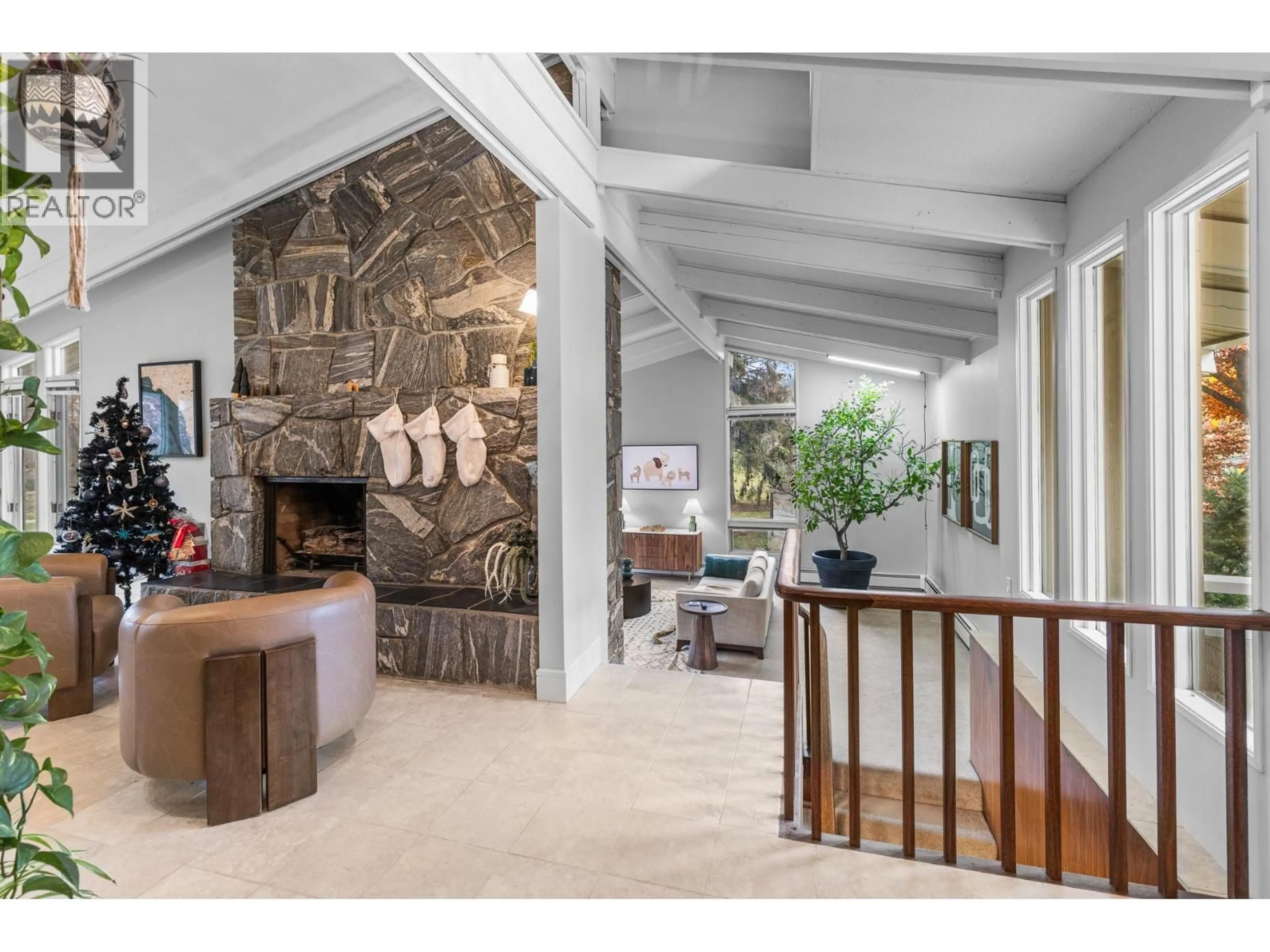 Indoor entryway for 930 FAIRWAY CRESCENT, Kelowna British Columbia V1Y4S7