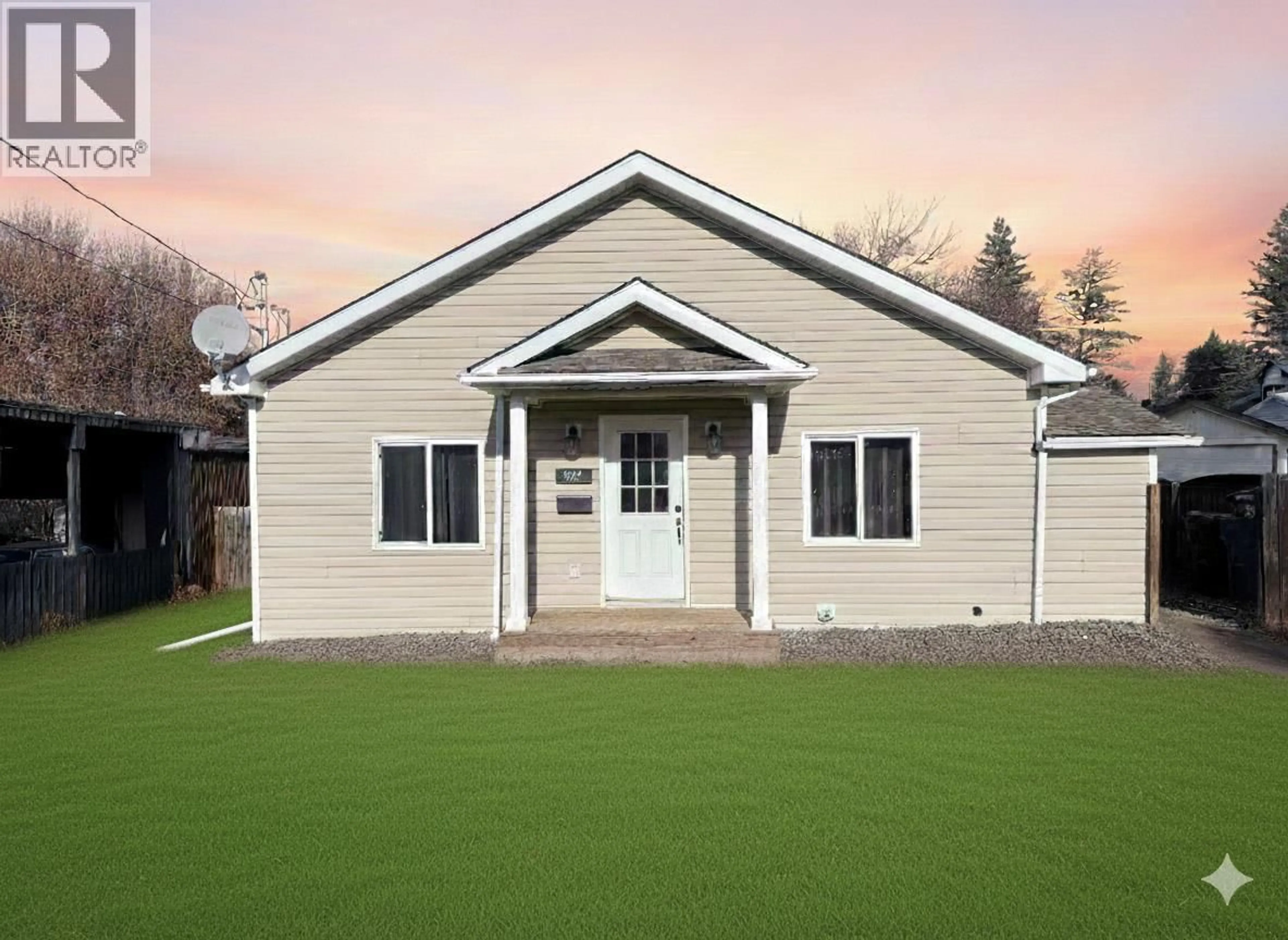 Home with vinyl exterior material, building for 917 4A STREET SOUTH, Cranbrook British Columbia V1C1J3