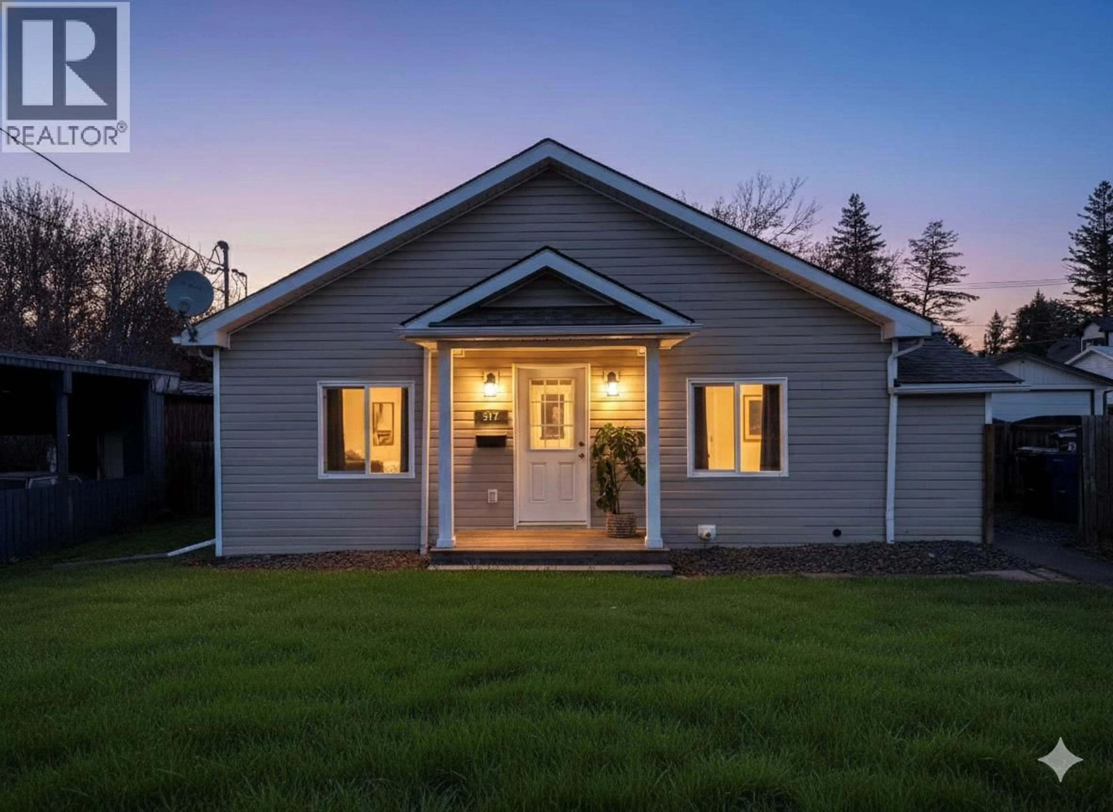 Home with vinyl exterior material, street for 917 4A STREET SOUTH, Cranbrook British Columbia V1C1J3