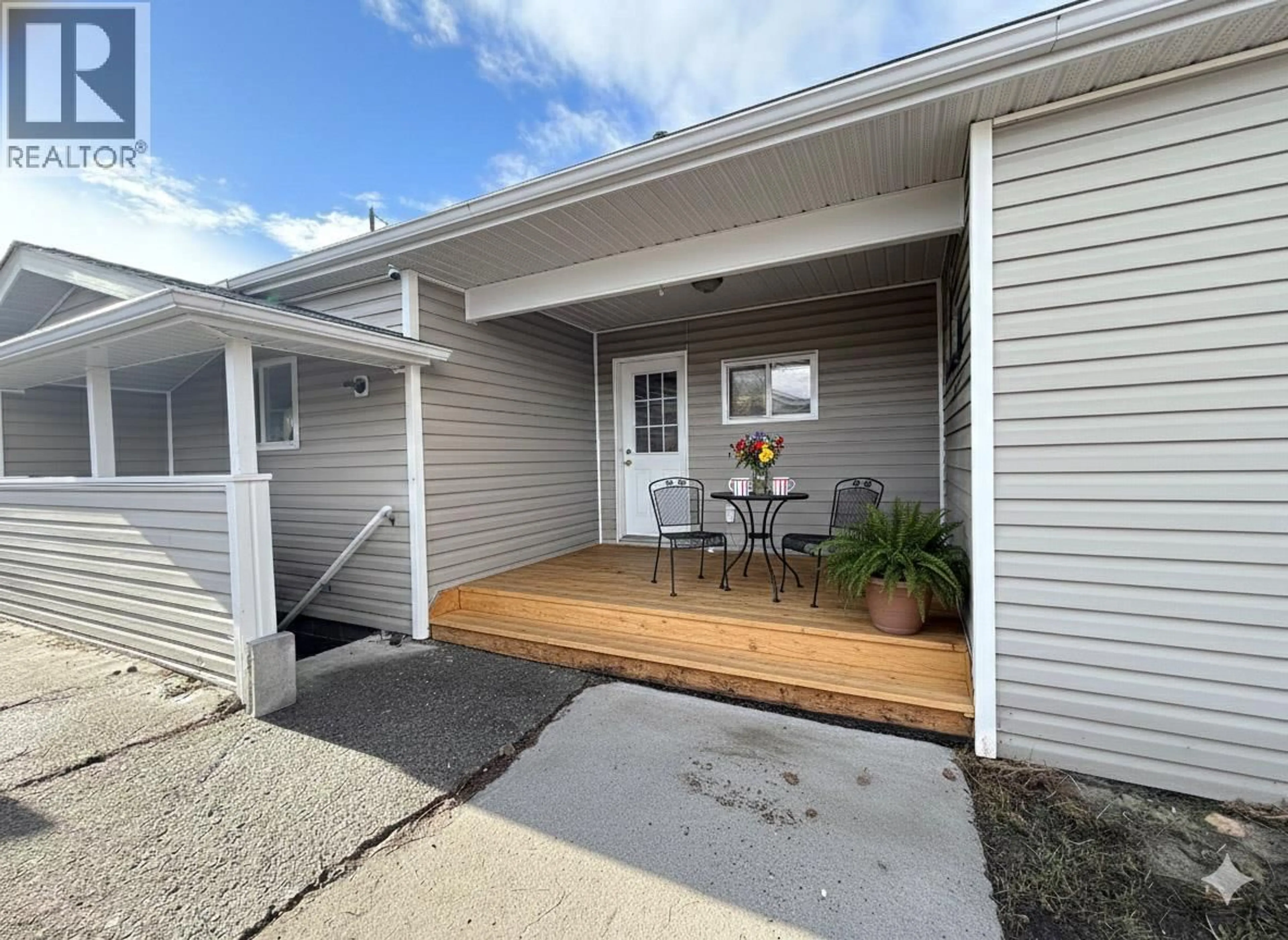 Home with vinyl exterior material, street for 917 4A STREET SOUTH, Cranbrook British Columbia V1C1J3