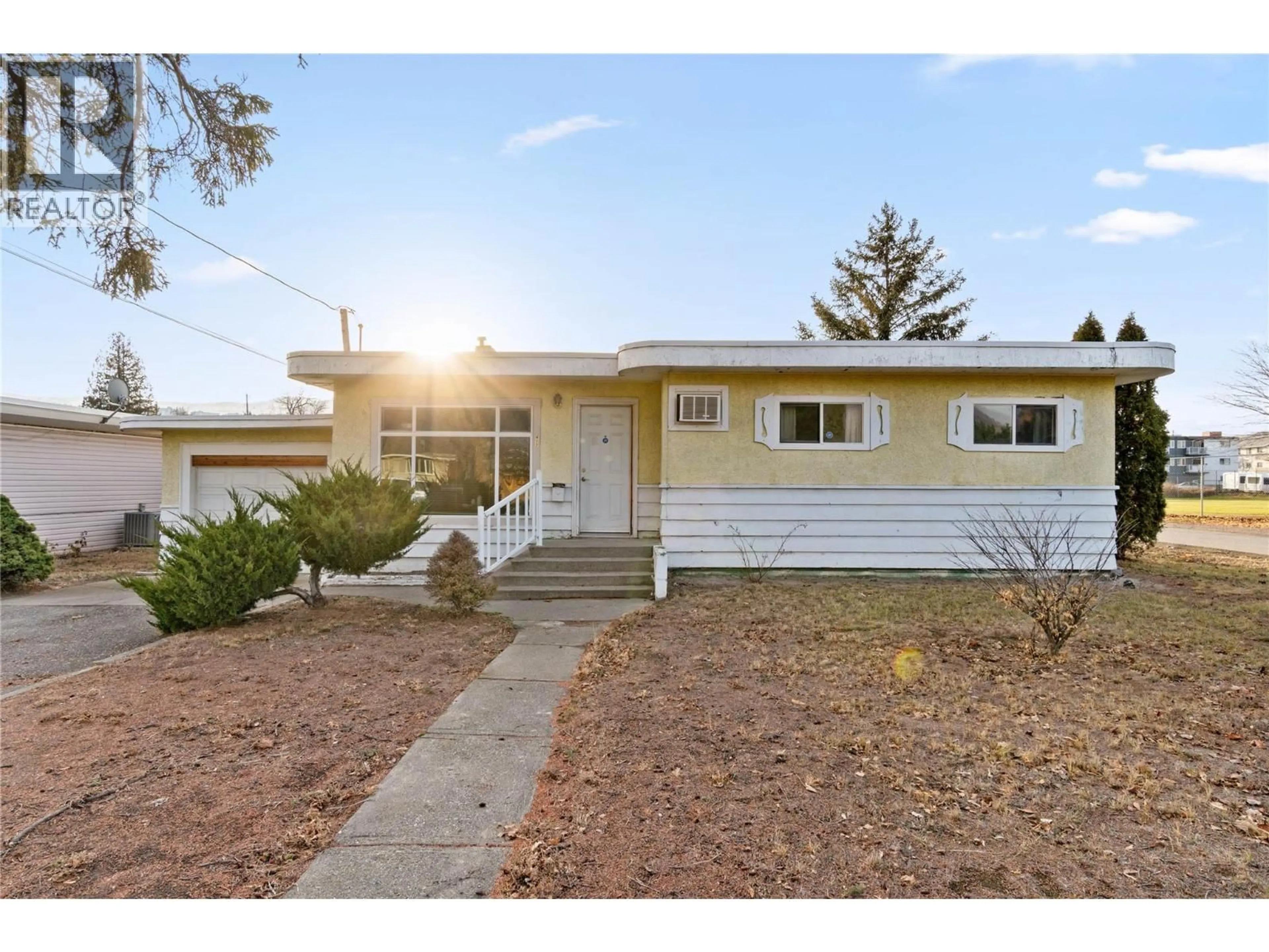 Home with vinyl exterior material, street for 417 MULBERRY AVENUE, Kamloops British Columbia V2B2R3