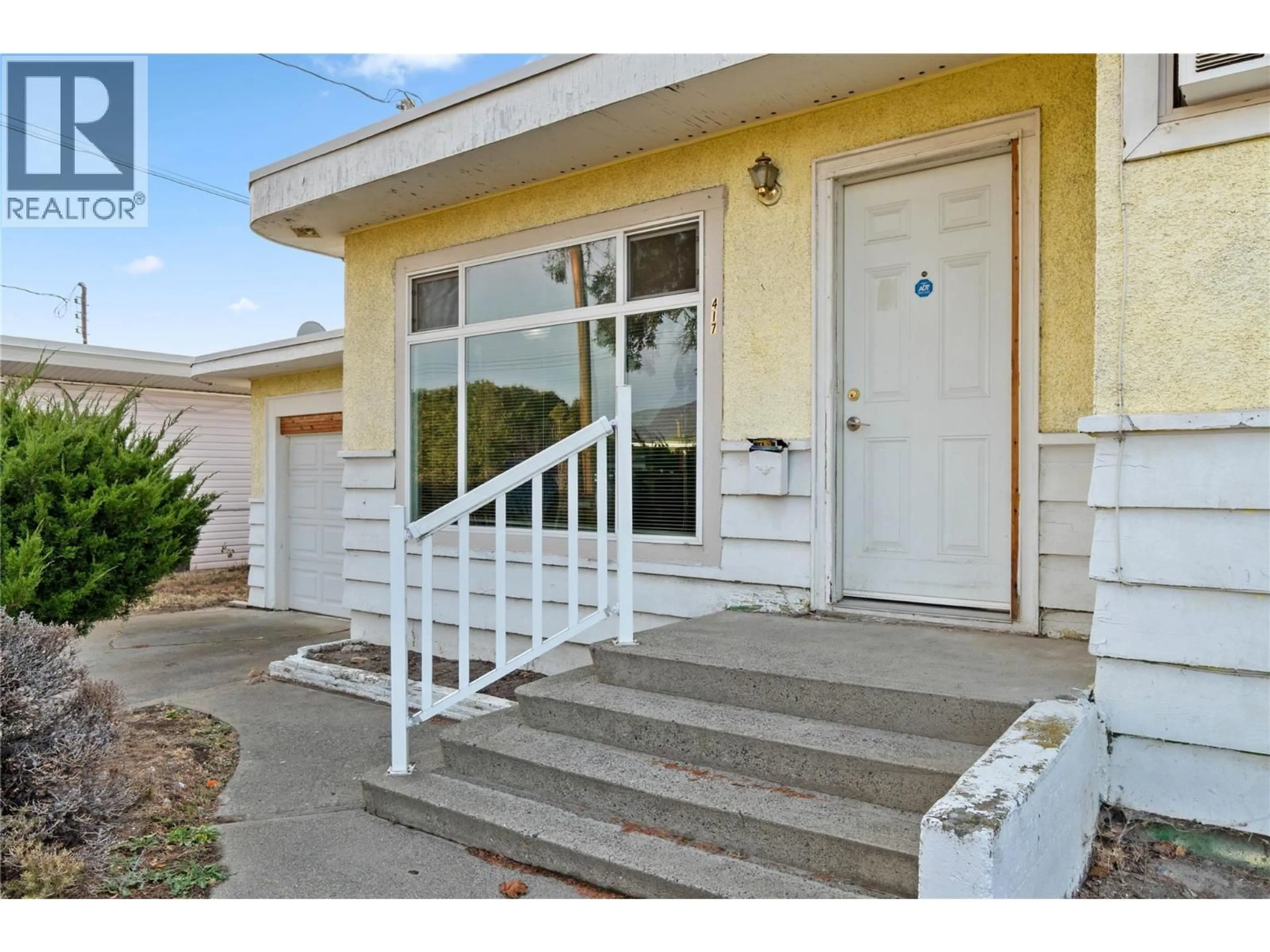 Home with vinyl exterior material, street for 417 MULBERRY AVENUE, Kamloops British Columbia V2B2R3