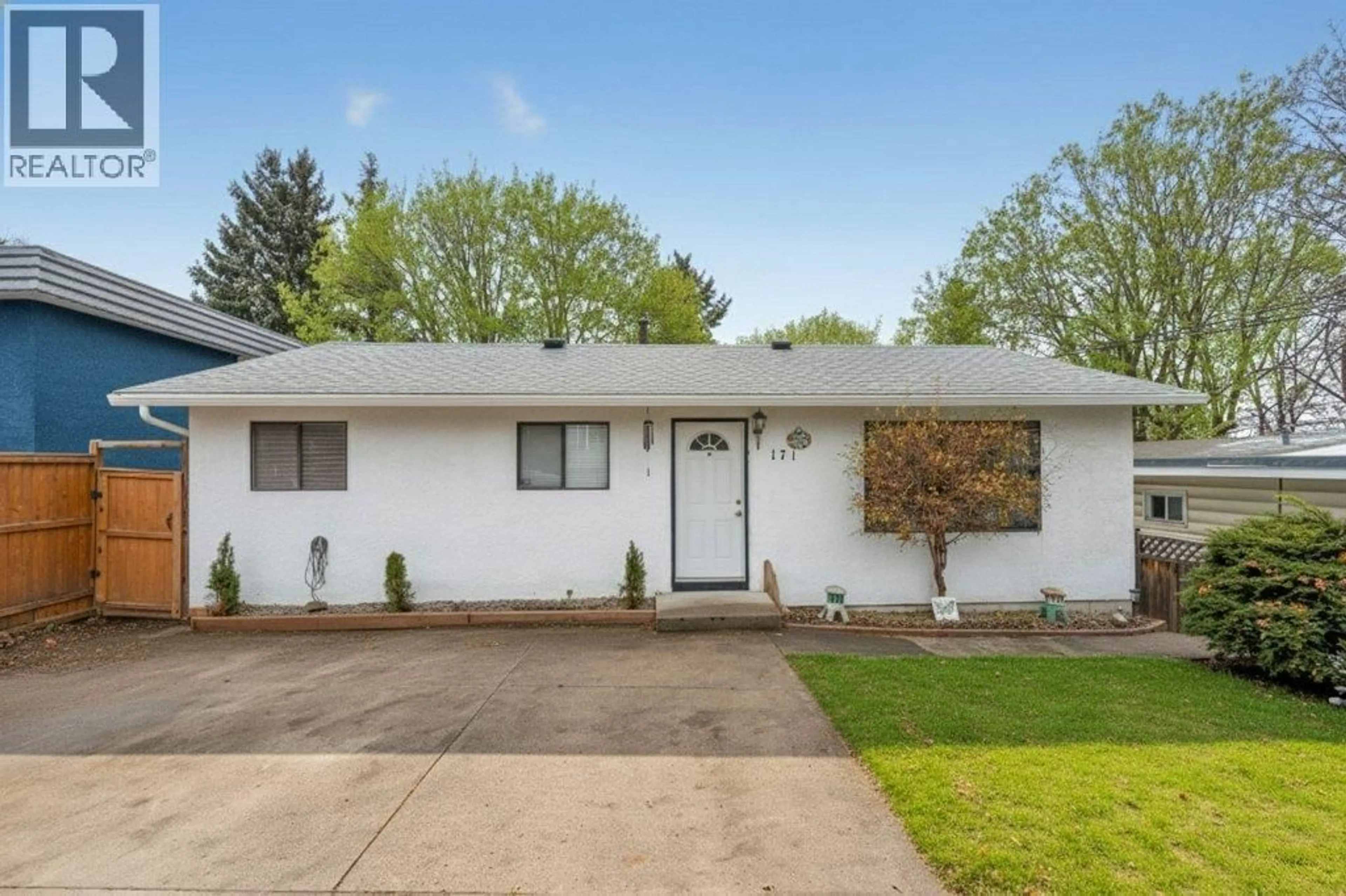 Home with vinyl exterior material, street for 171 4 STREET SOUTHEAST, Salmon Arm British Columbia V1E1H7