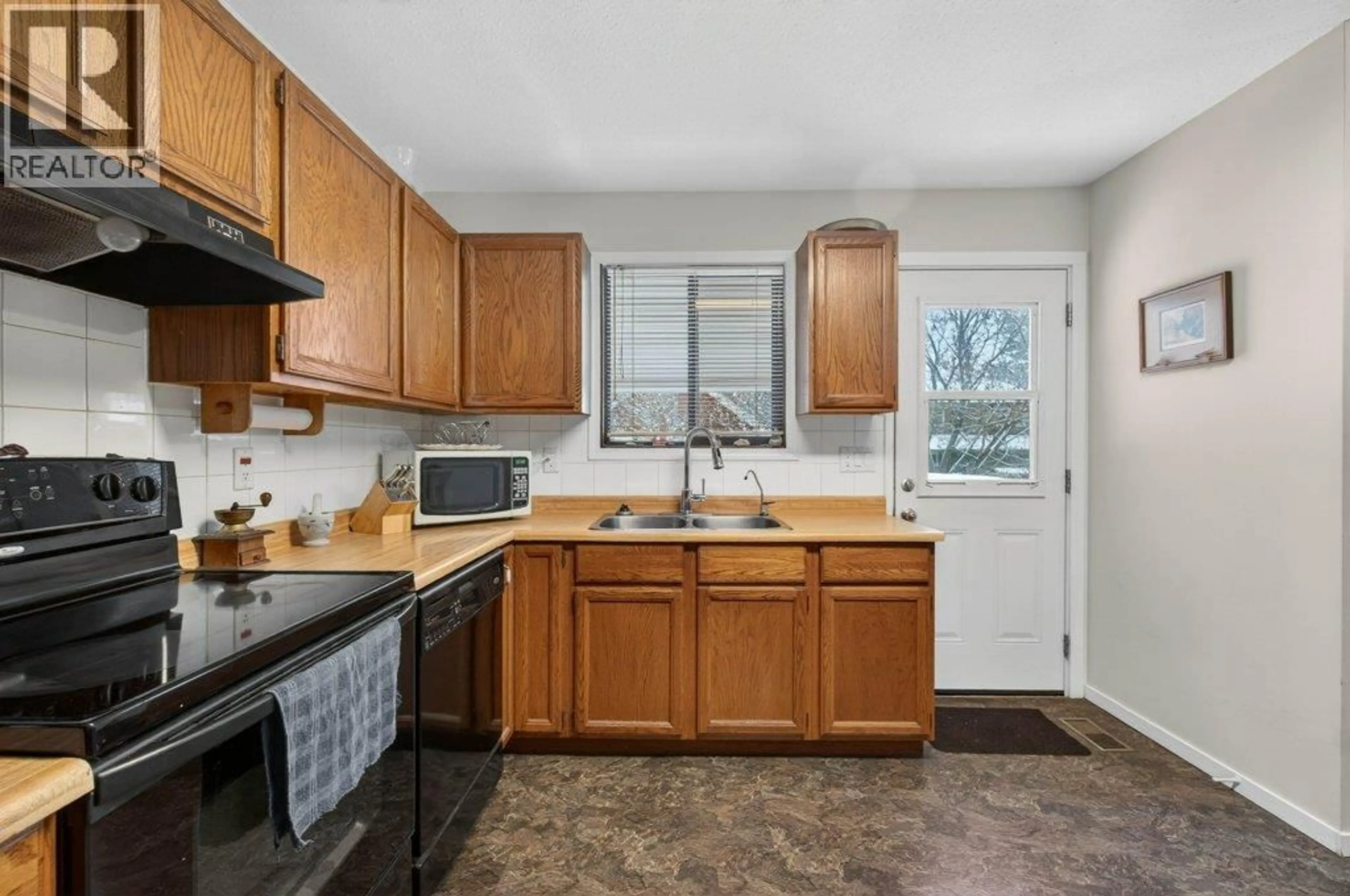 Standard kitchen, ceramic/tile floor for 171 4 STREET SOUTHEAST, Salmon Arm British Columbia V1E1H7
