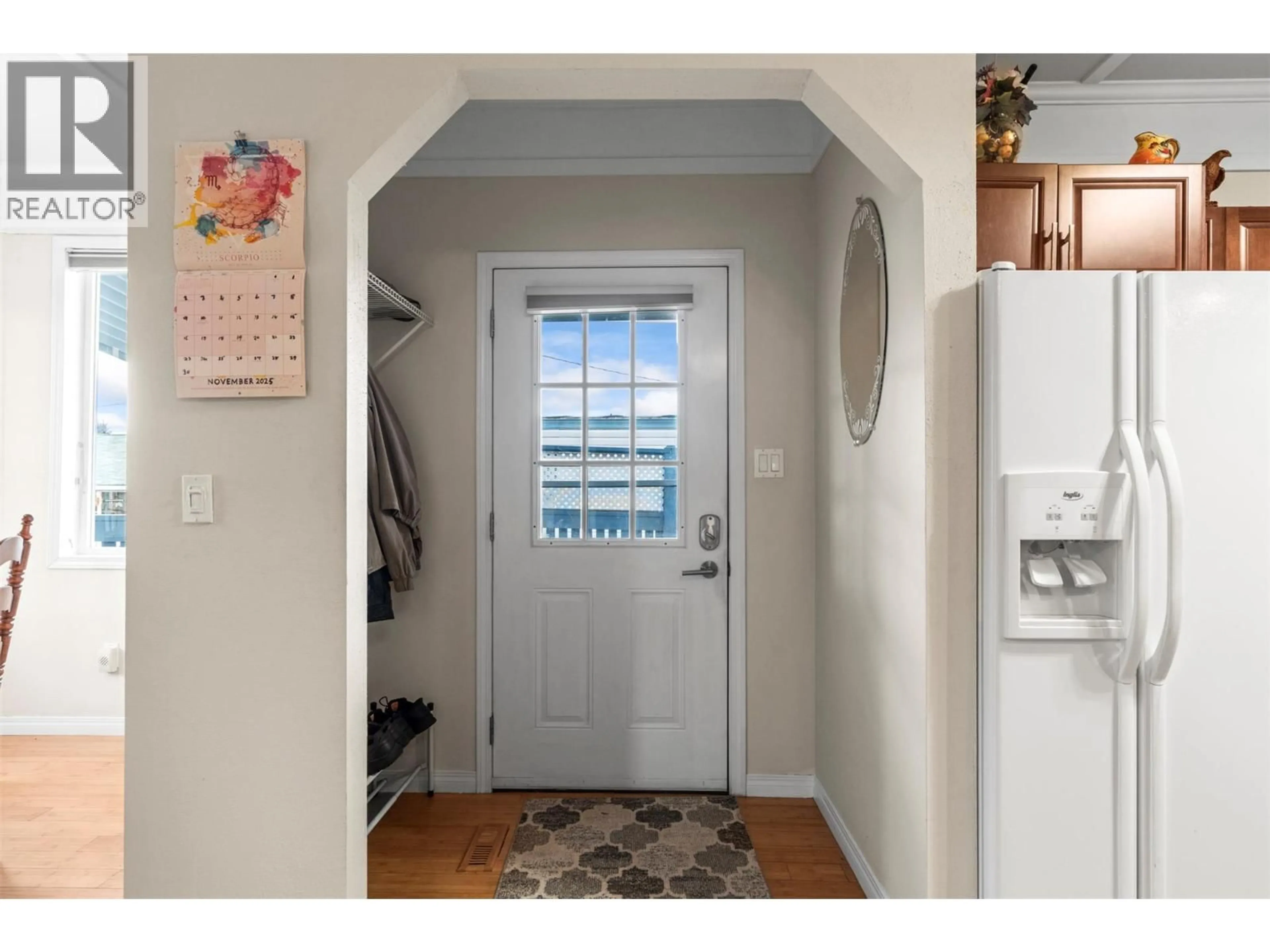 Indoor entryway for 18 - 2727 LAKESHORE DRIVE, Vernon British Columbia V1H1X5