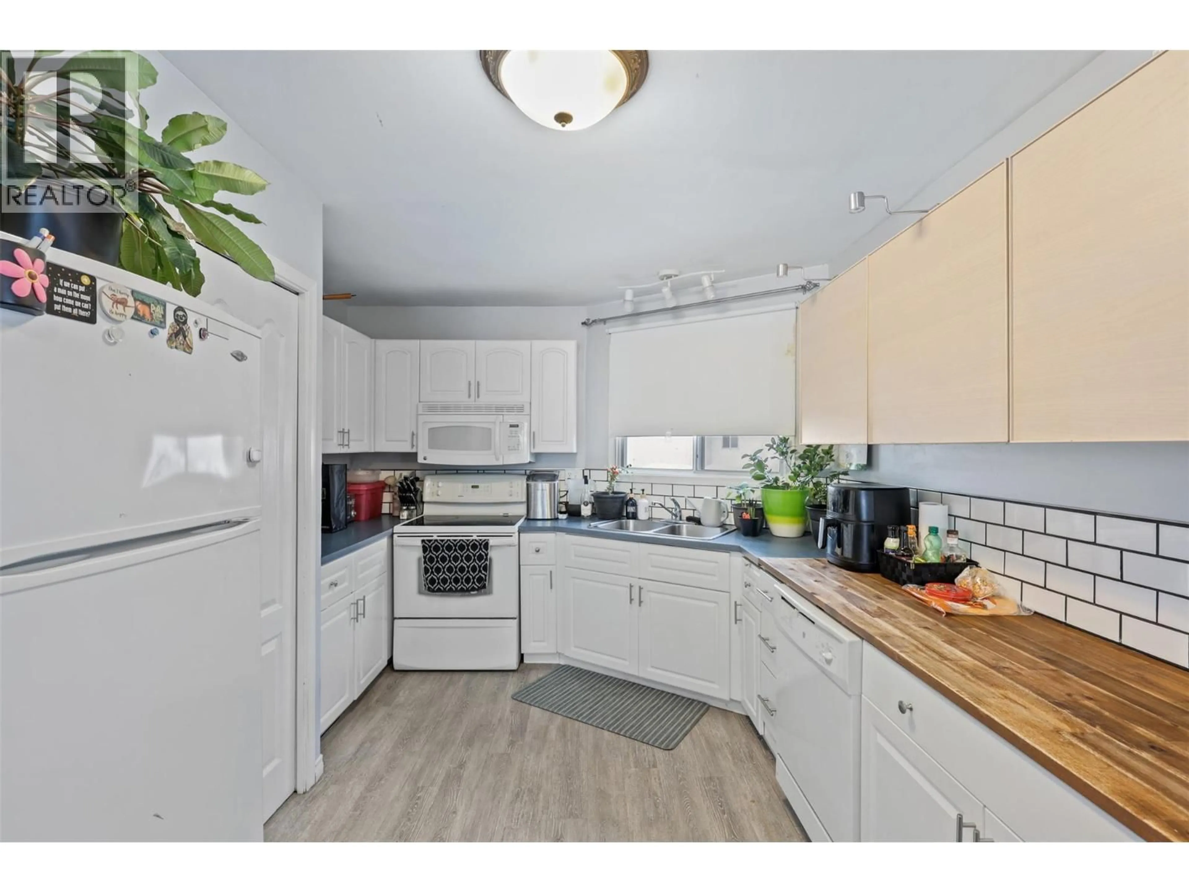 Standard kitchen, unknown for 2667 YOUNG PLACE, Kamloops British Columbia V2B8A4