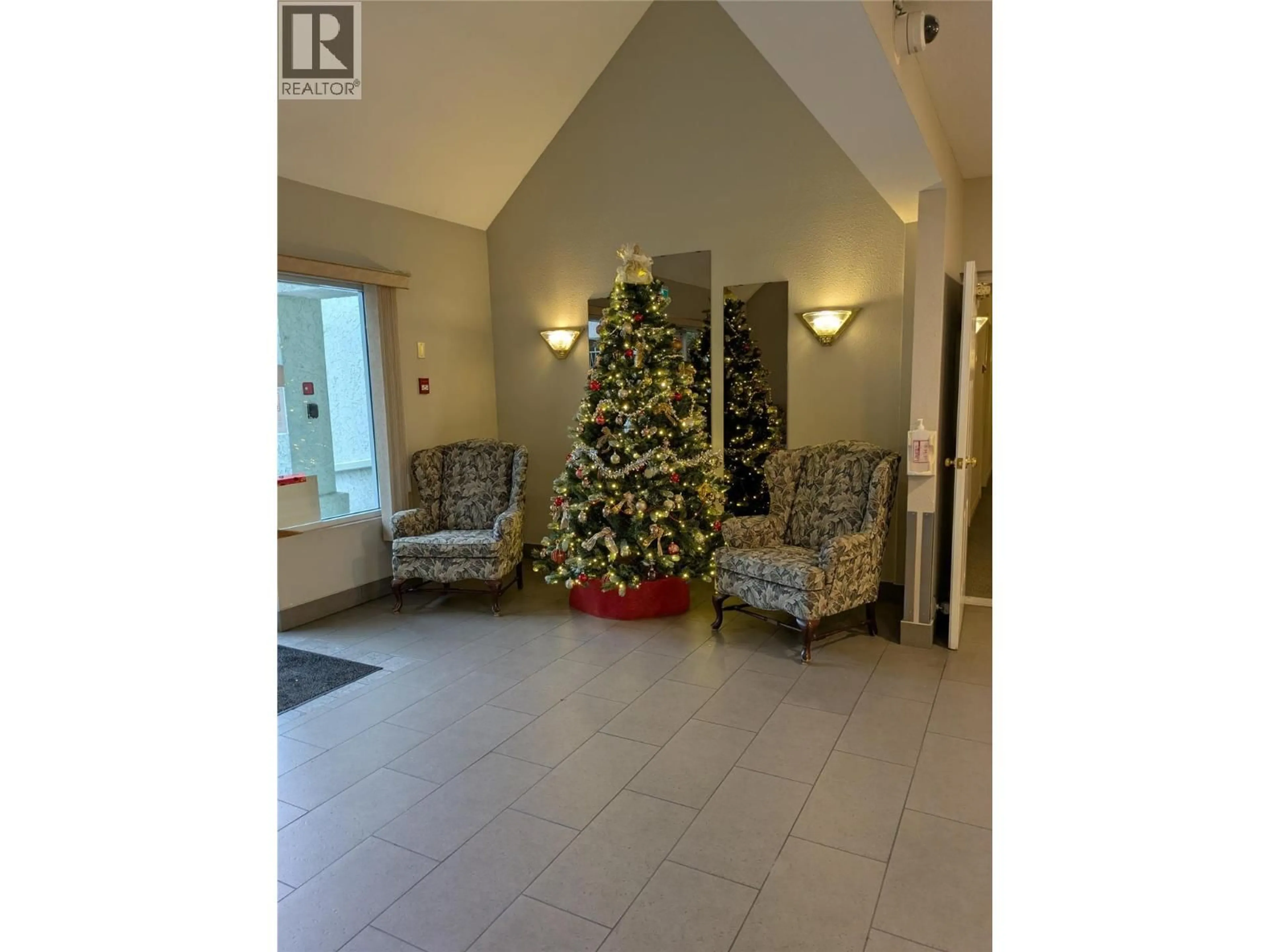 Indoor foyer for 220 - 1329 KLO ROAD, Kelowna British Columbia V1W3N9