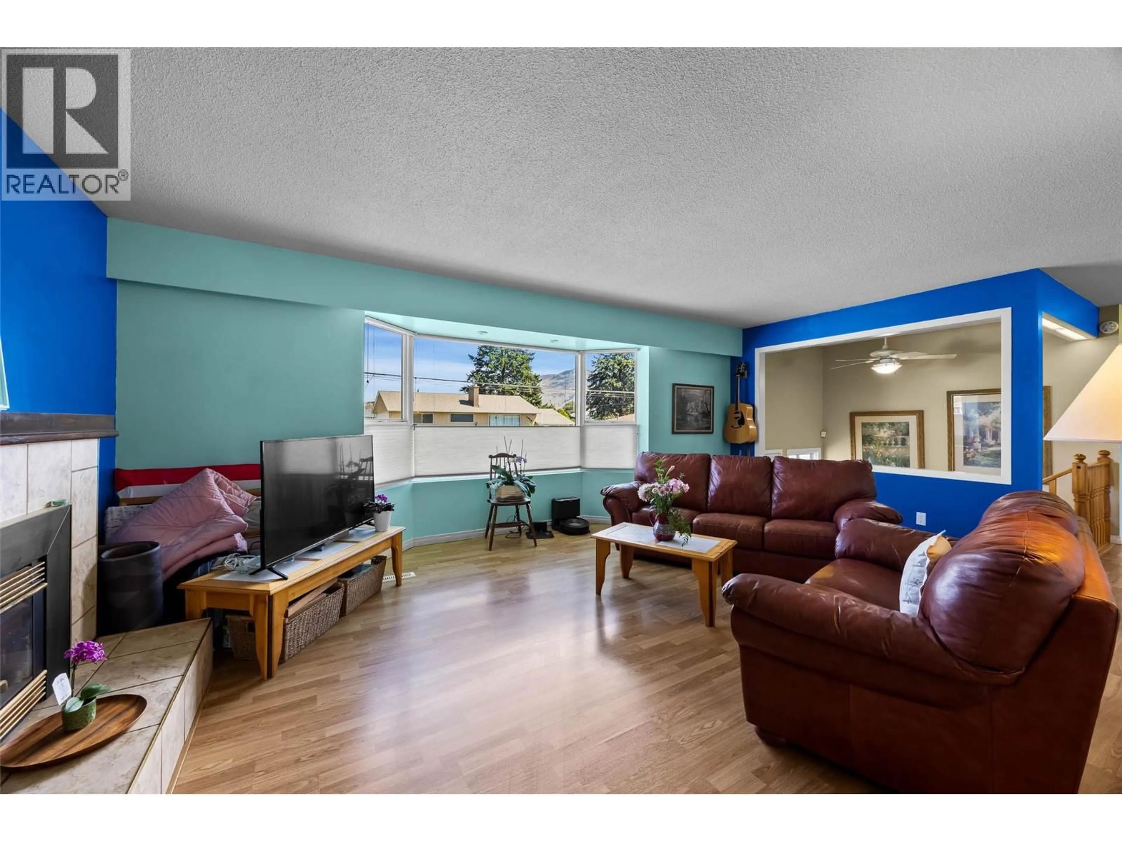 Living room with furniture, wood/laminate floor for 1265 BARRIE DRIVE, Kamloops British Columbia V2B3Y3