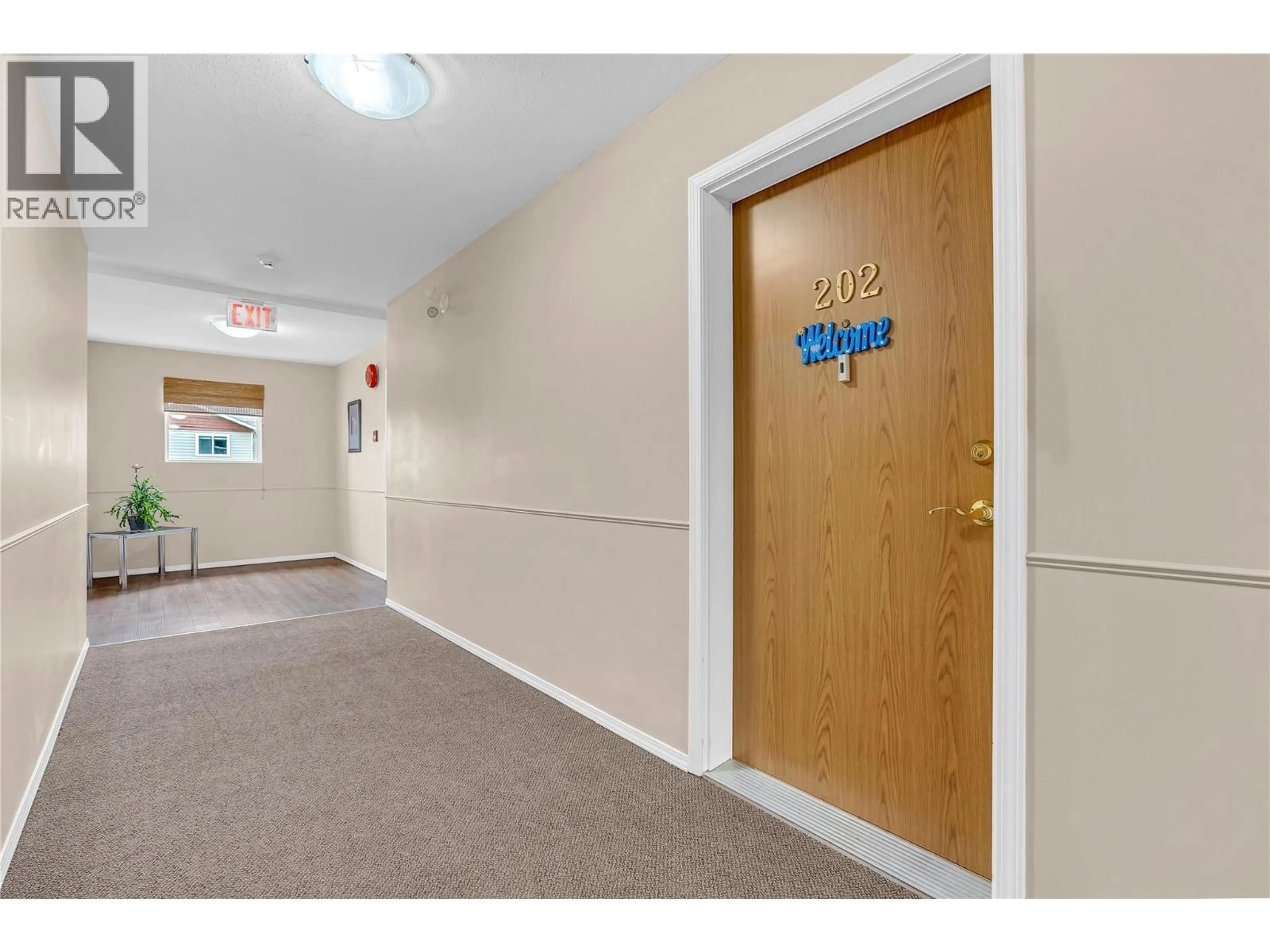 Indoor foyer for 202 - 202 EDMONTON AVENUE, Penticton British Columbia V2A2G8