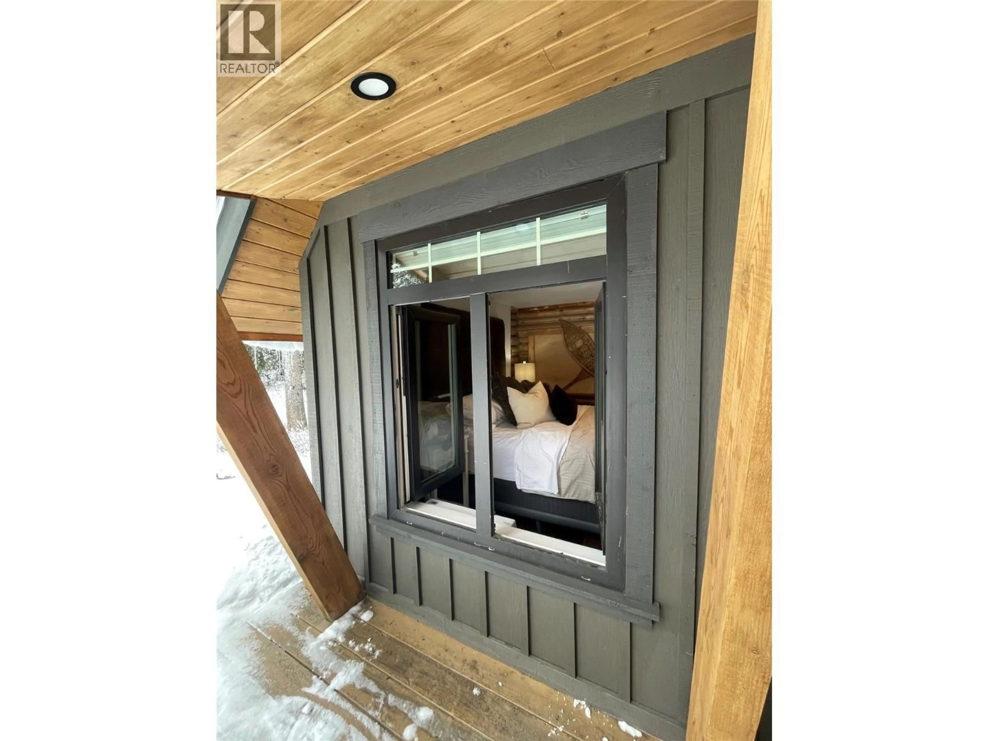 Indoor entryway for 1166 APEX MOUNTAIN ROAD, Penticton British Columbia V2A0E2