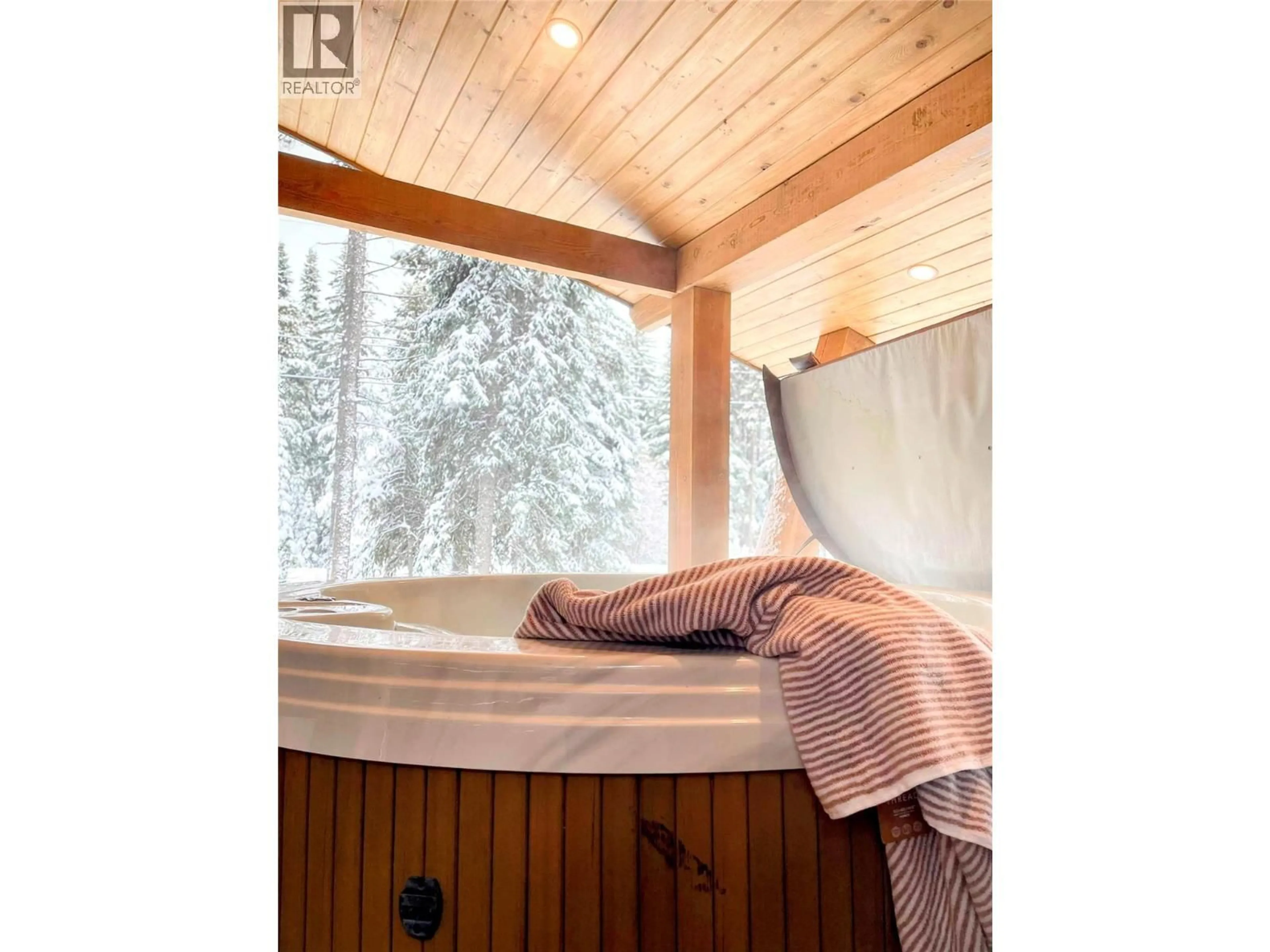 Contemporary bathroom, wood/laminate floor for 1166 APEX MOUNTAIN ROAD, Penticton British Columbia V2A0E2