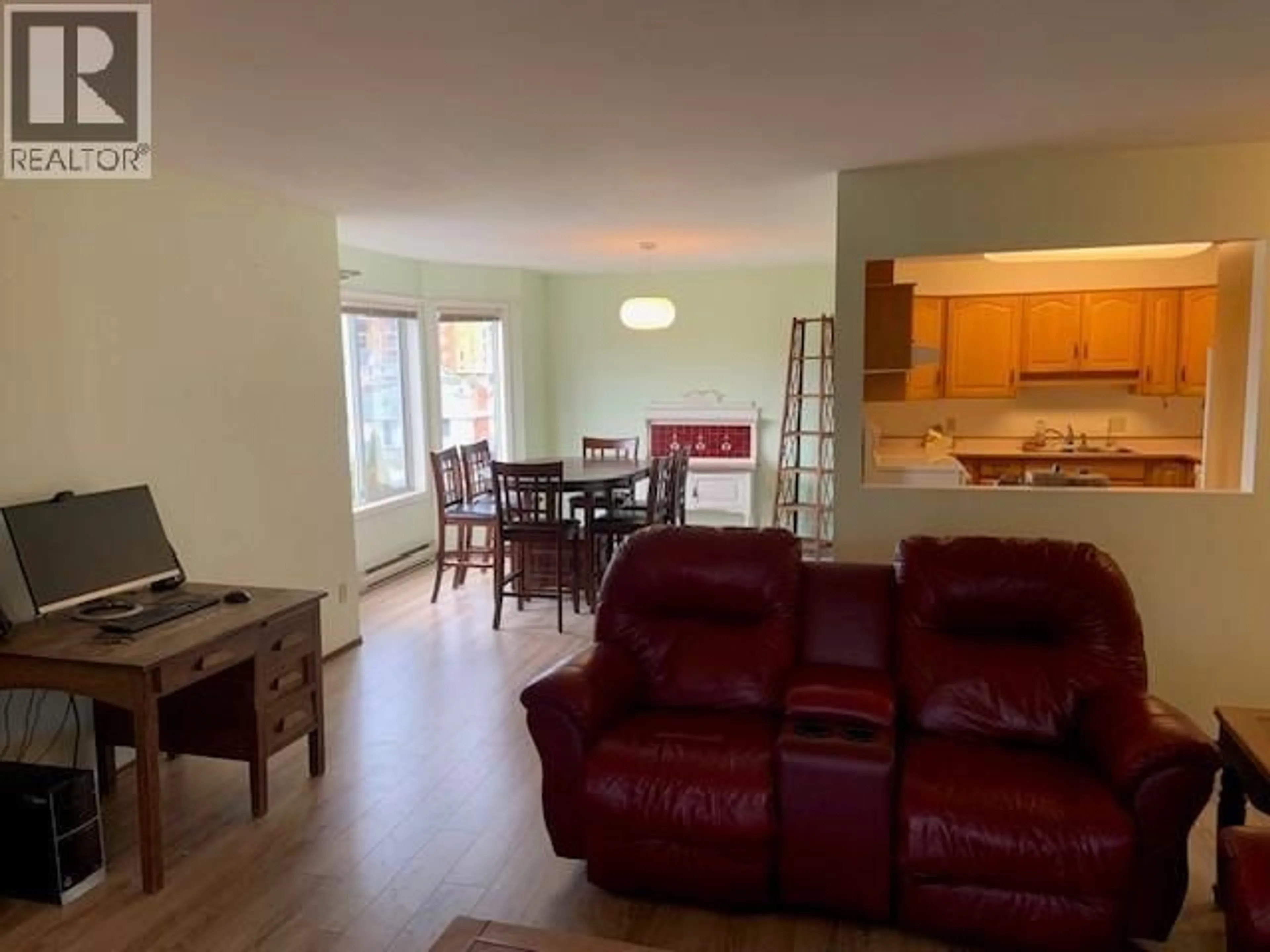 Living room with furniture, wood/laminate floor for 304 - 965 KING STREET, Penticton British Columbia V2A8J4