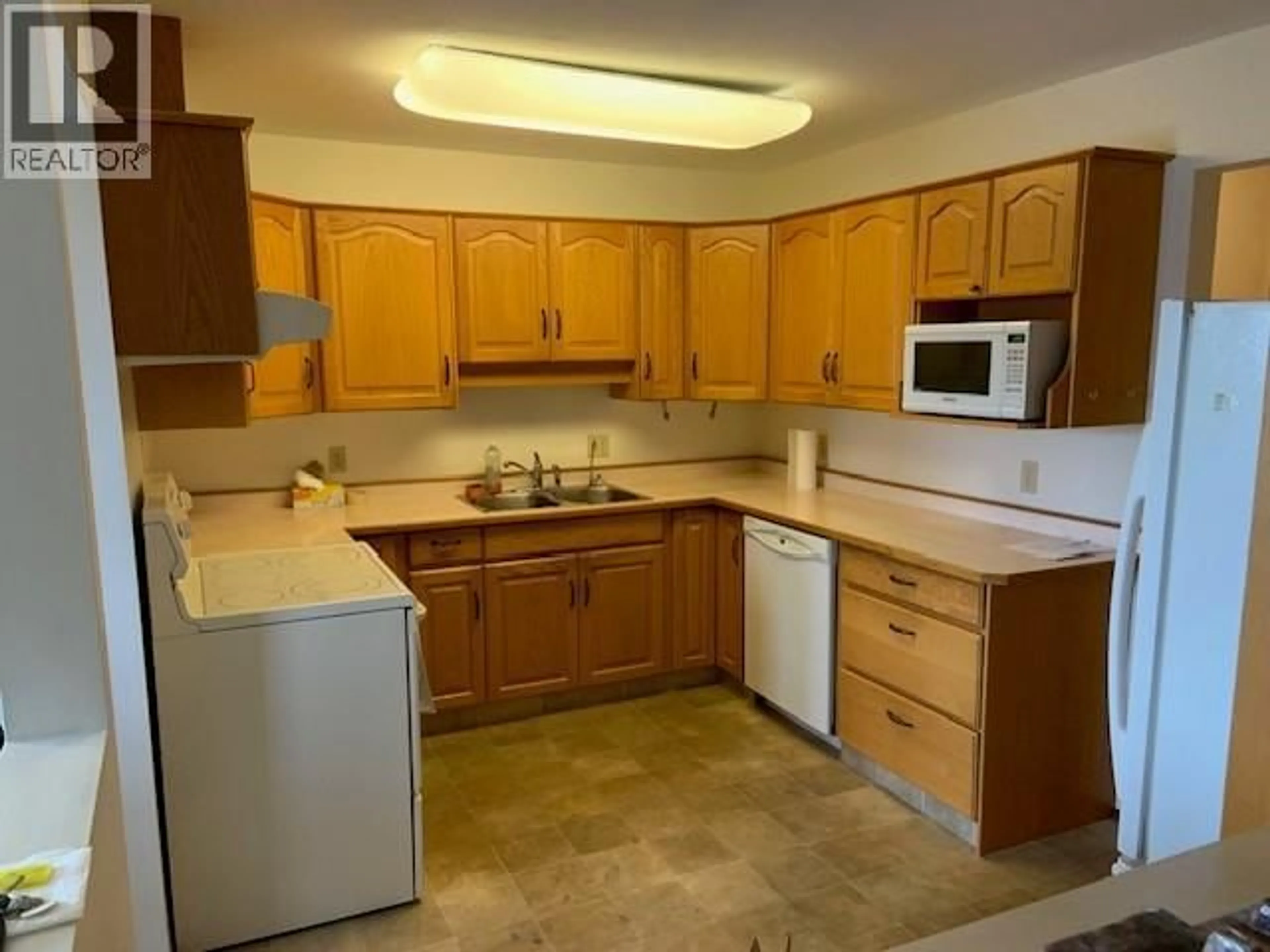 Standard kitchen, unknown for 304 - 965 KING STREET, Penticton British Columbia V2A8J4