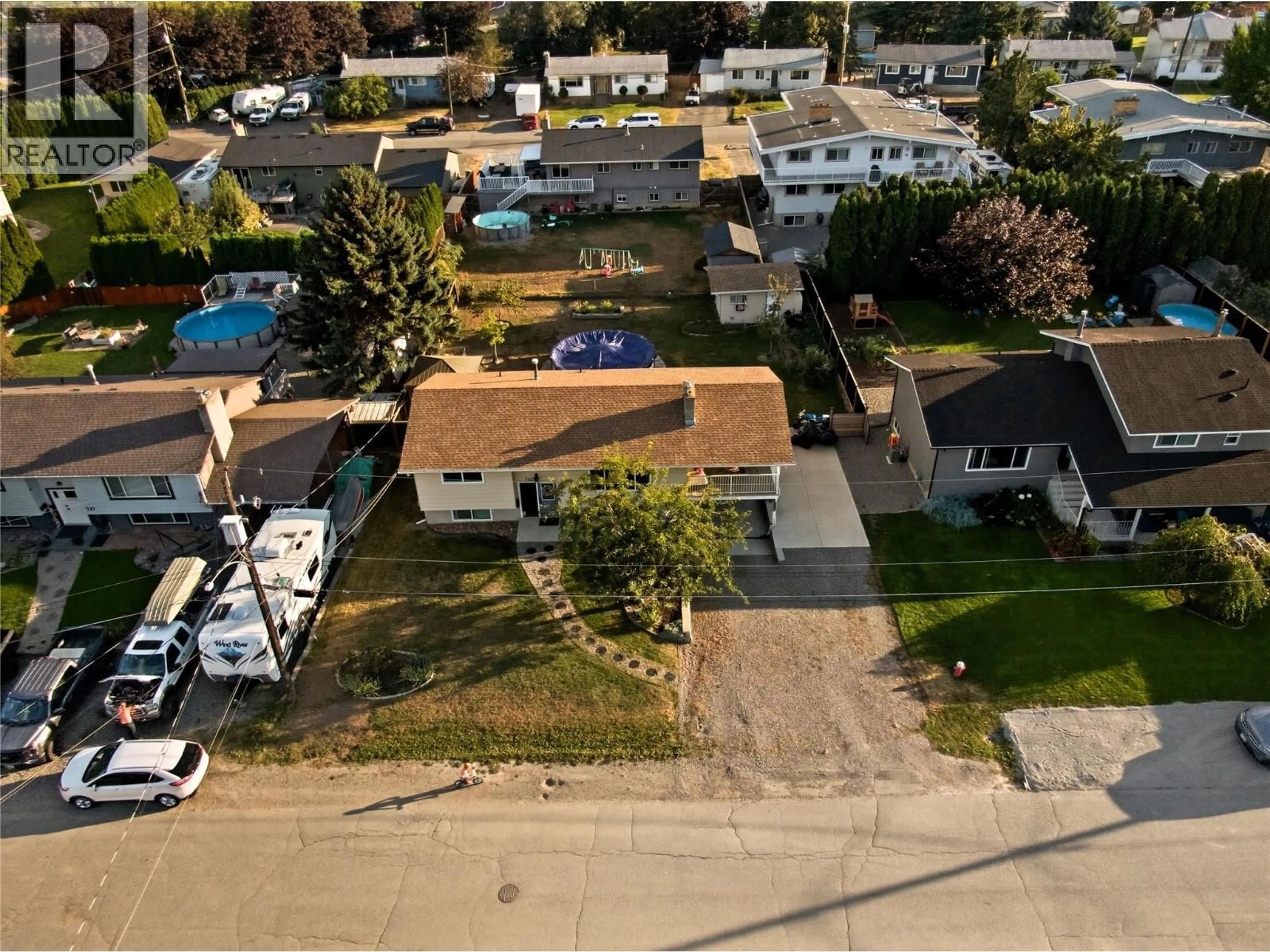 A pic from outside/outdoor area/front of a property/back of a property/a pic from drone, street for 755 MORVEN DRIVE, Kamloops British Columbia V2B7T7