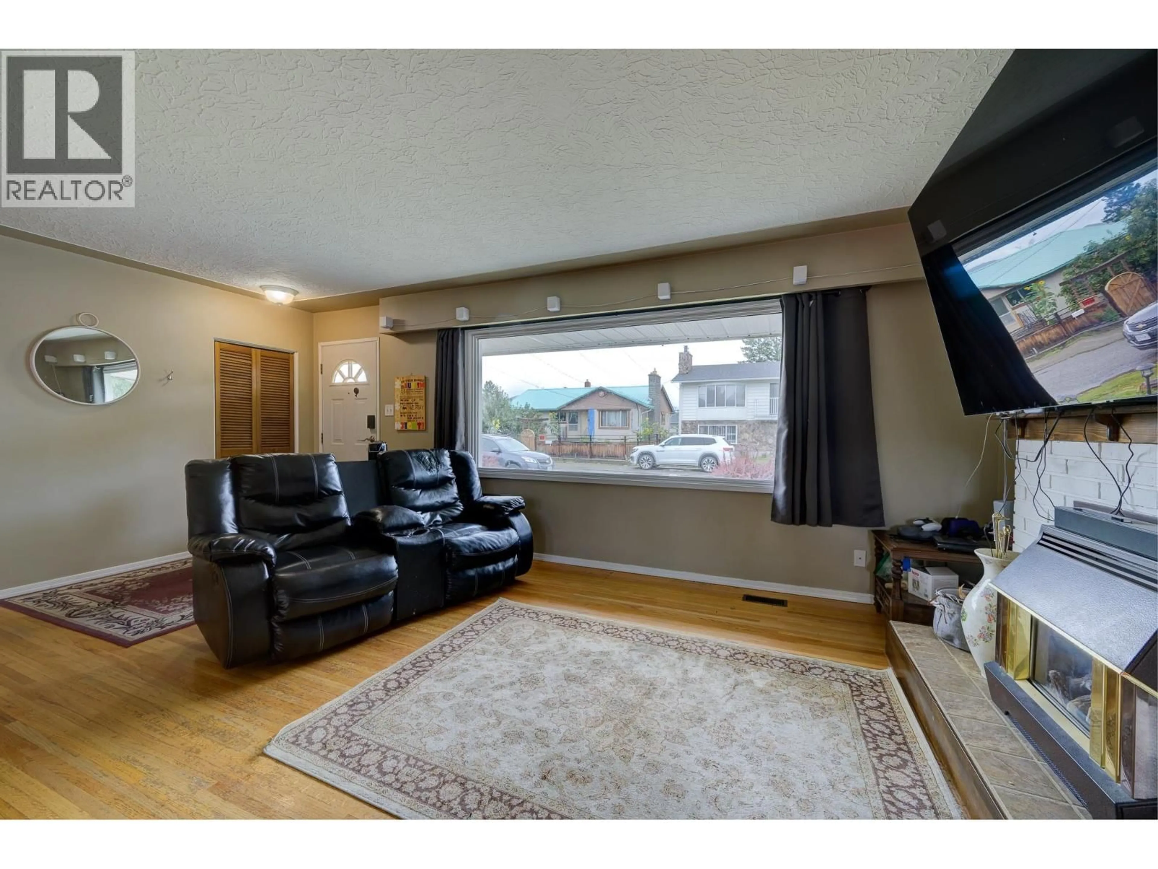 Living room with furniture, wood/laminate floor for 322 WALNUT AVENUE, Kamloops British Columbia V2B1K3