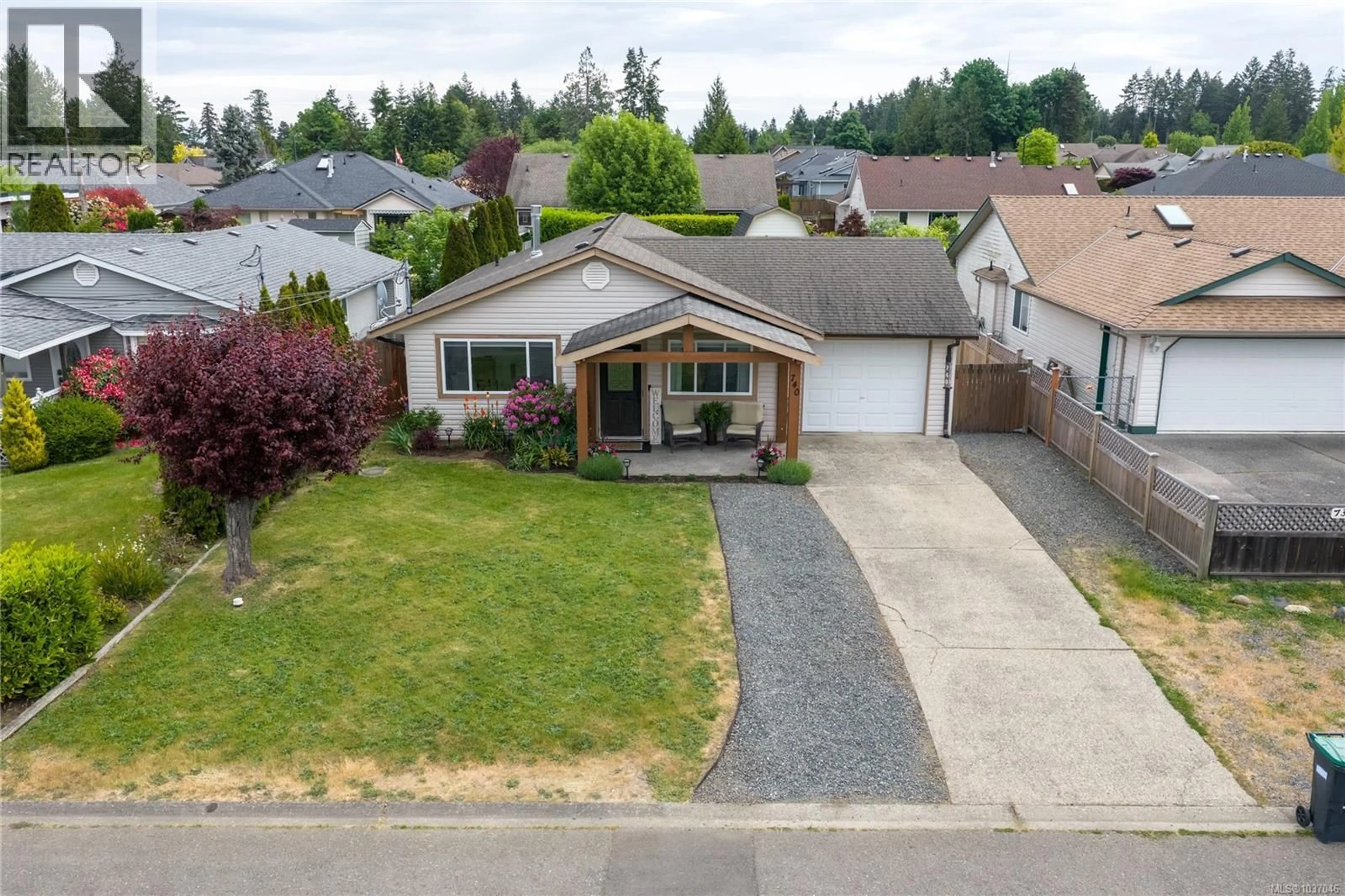 A pic from outside/outdoor area/front of a property/back of a property/a pic from drone, street for 740 PHILLIPS STREET, Parksville British Columbia V9P1A7