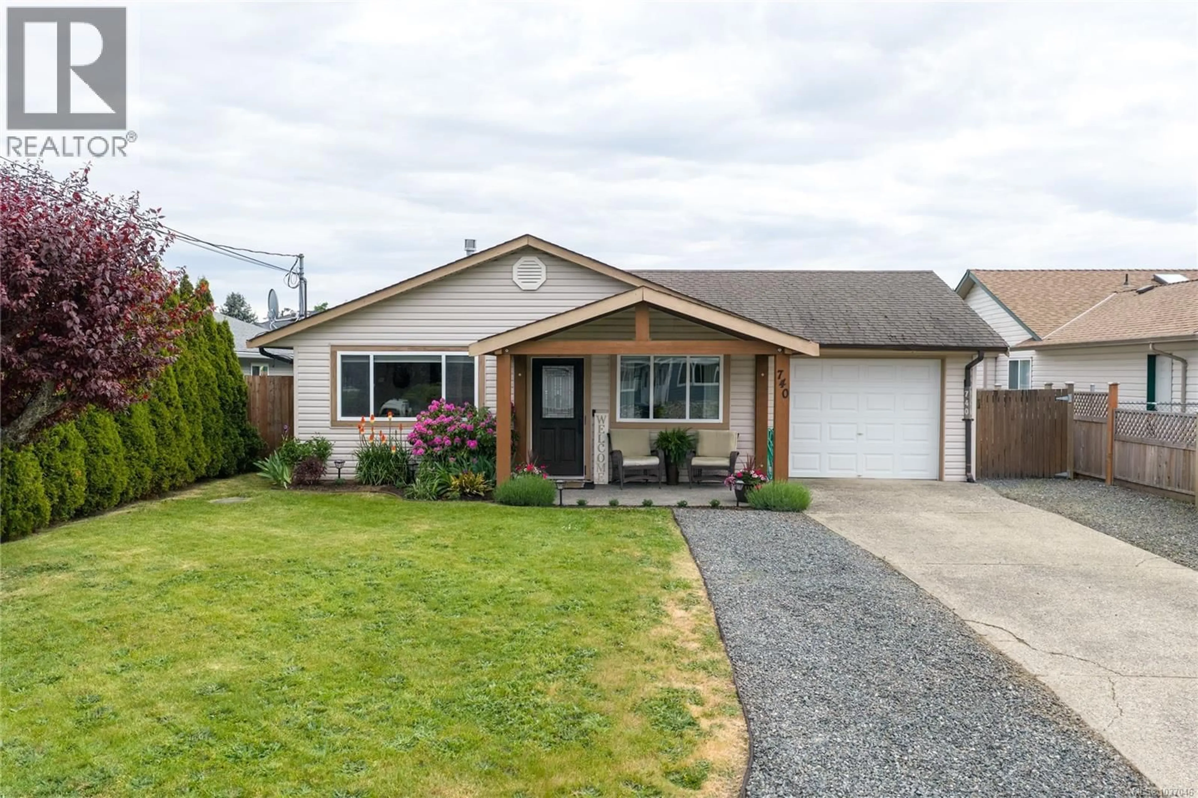 Home with vinyl exterior material, street for 740 PHILLIPS STREET, Parksville British Columbia V9P1A7