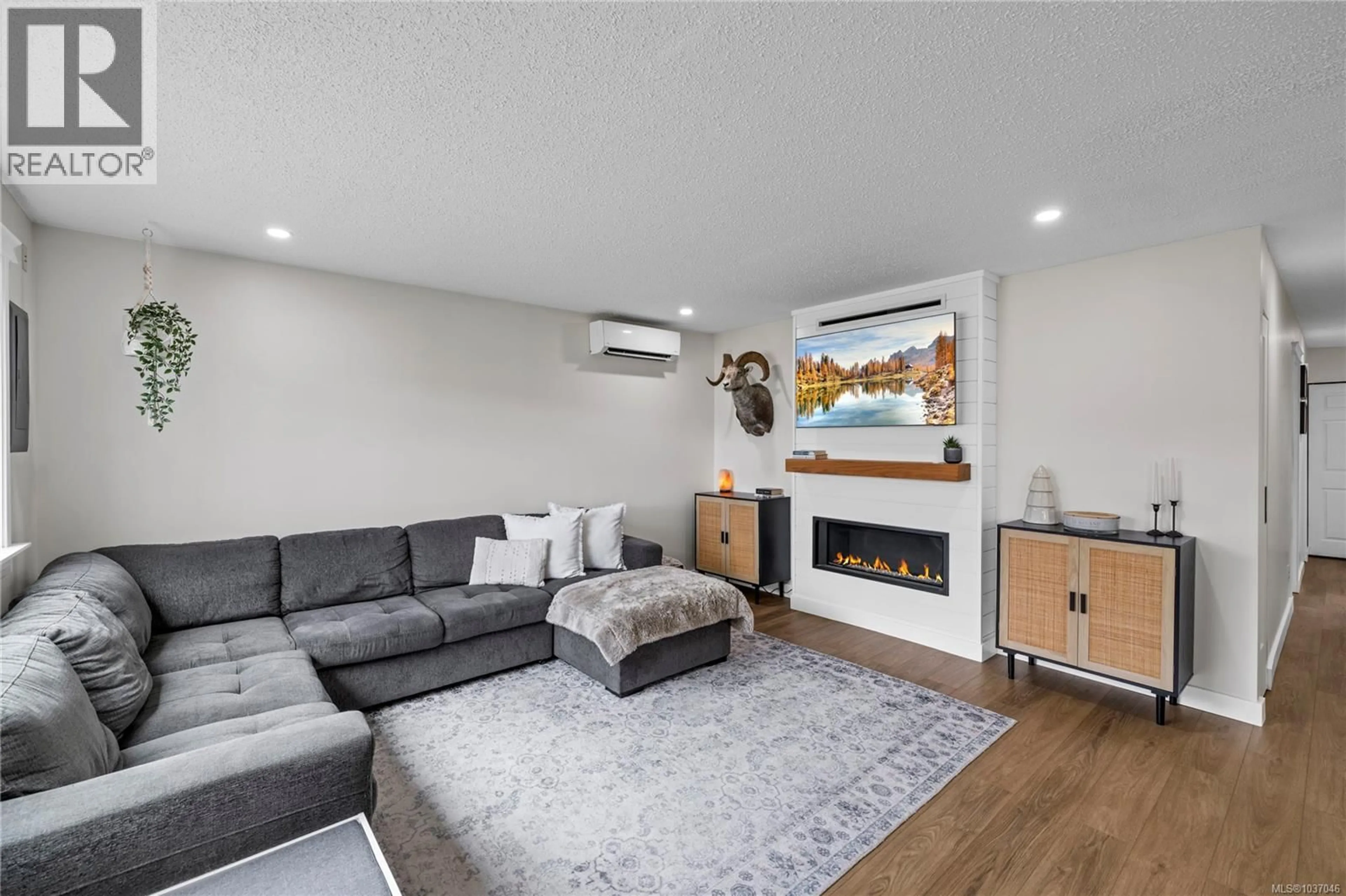 Living room with furniture, unknown for 740 PHILLIPS STREET, Parksville British Columbia V9P1A7