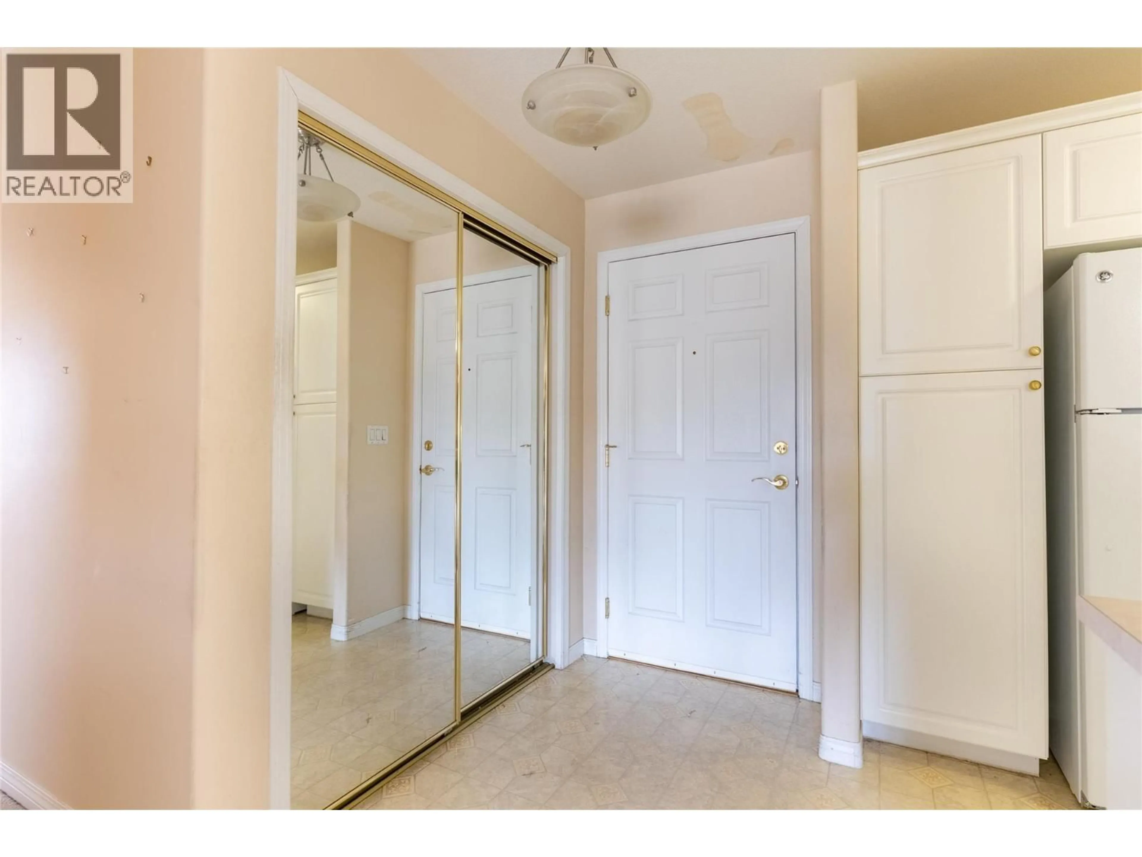 Indoor entryway for 311 - 120 VERNON AVENUE, Kamloops British Columbia V2B1L6