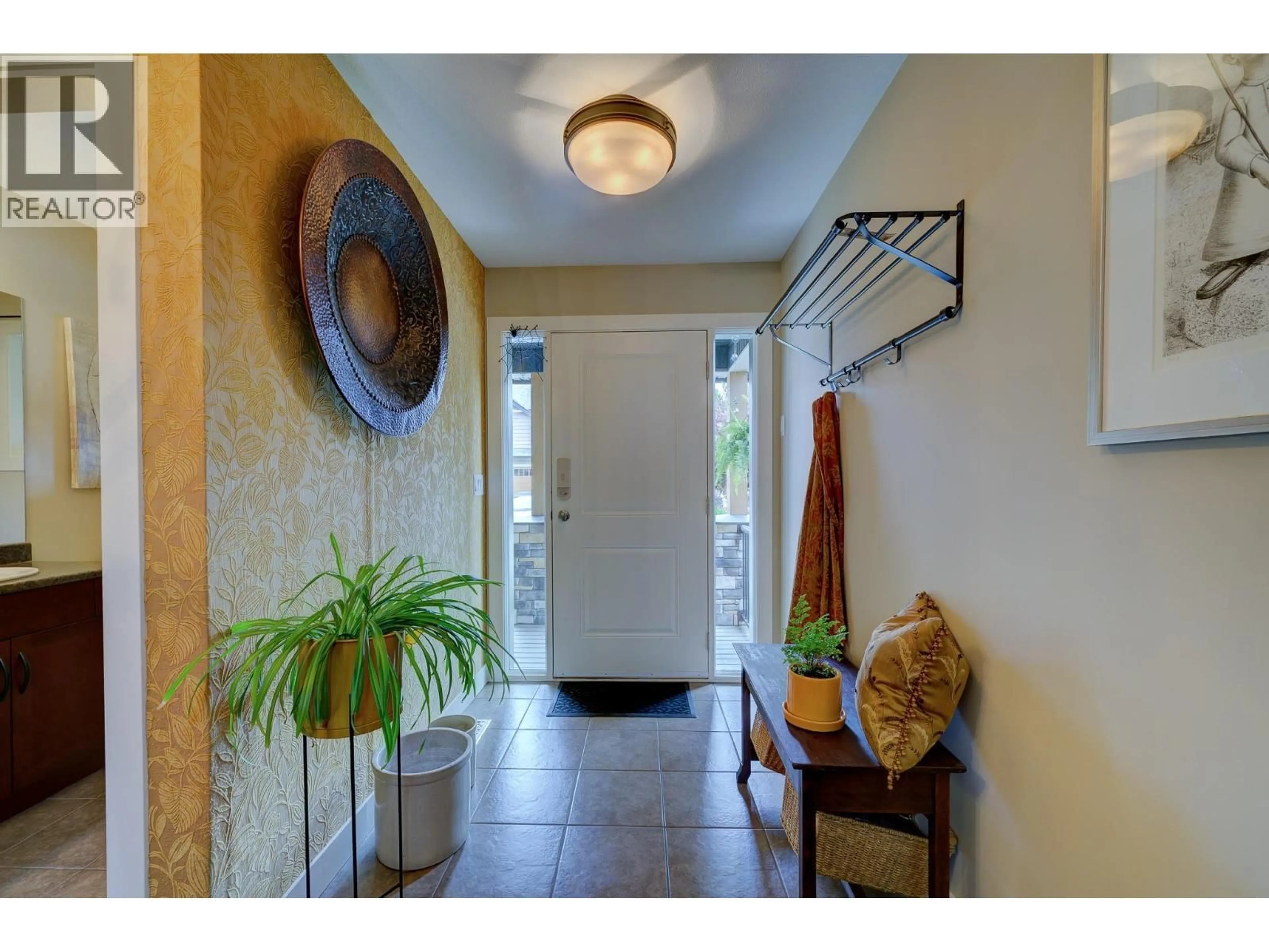 Indoor entryway for 7 - 3031 WESTSYDE ROAD, Kamloops British Columbia V2B0E4