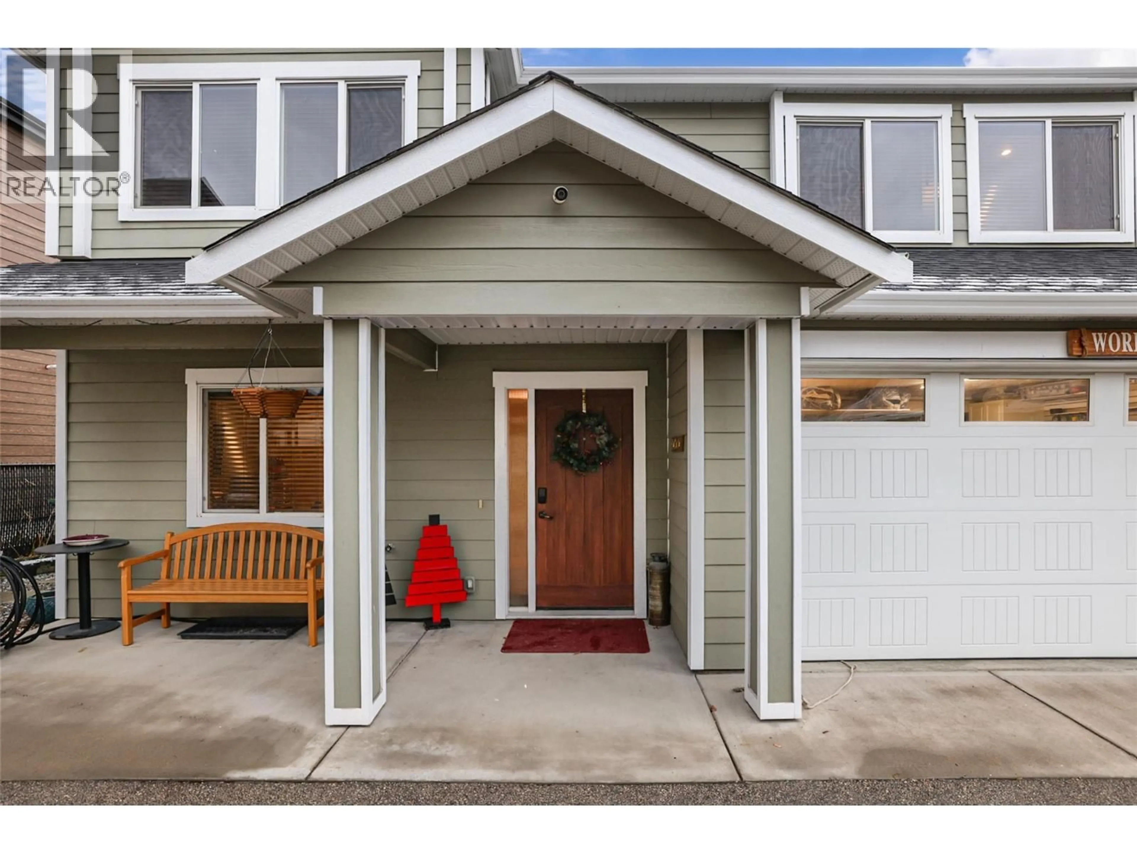 Indoor entryway for 976 LAWSON AVENUE, Kelowna British Columbia V1Y6T1