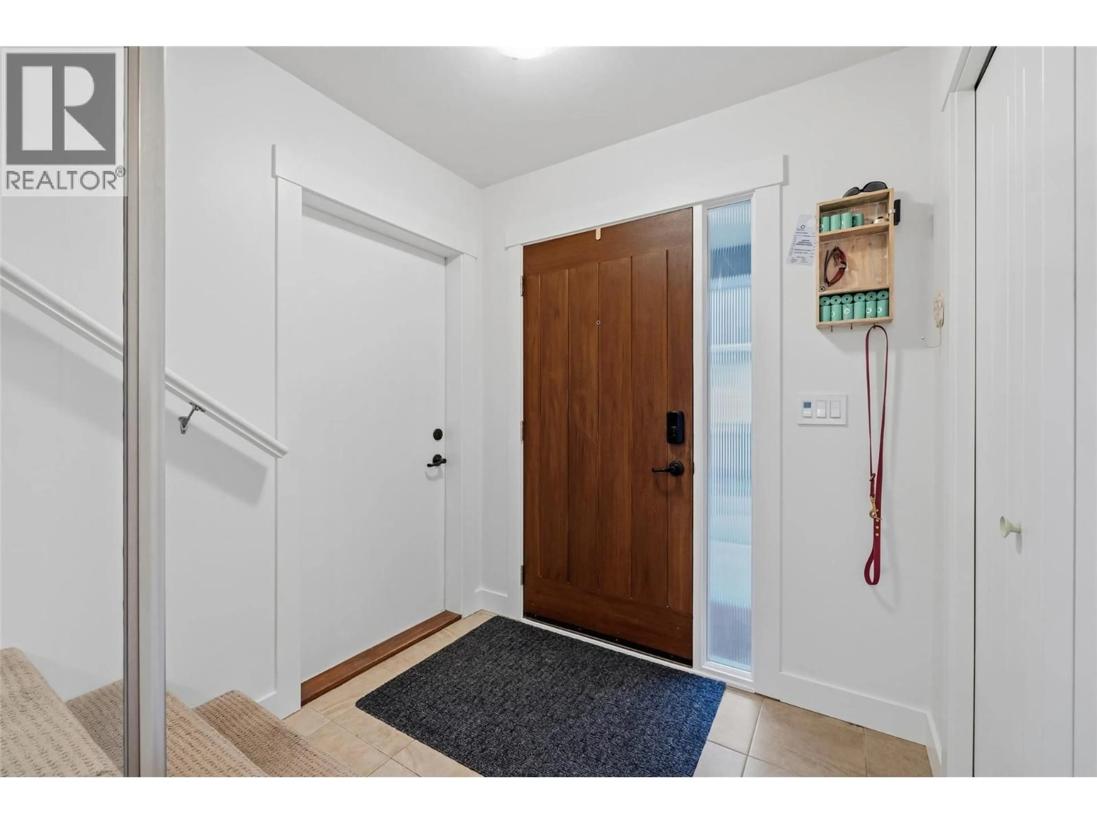 Indoor entryway for 976 LAWSON AVENUE, Kelowna British Columbia V1Y6T1
