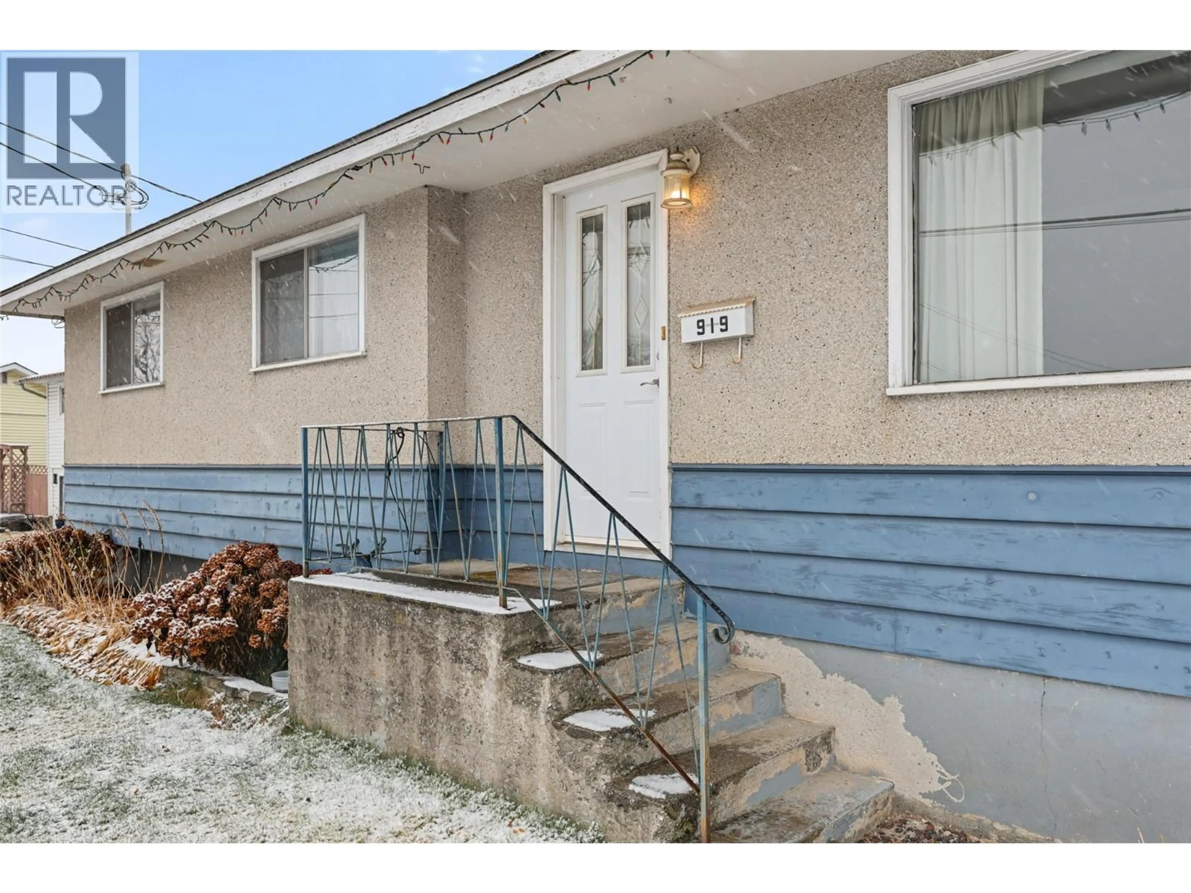 Home with vinyl exterior material, street for 919 CRANBROOK PLACE, Kamloops British Columbia V2B2A8